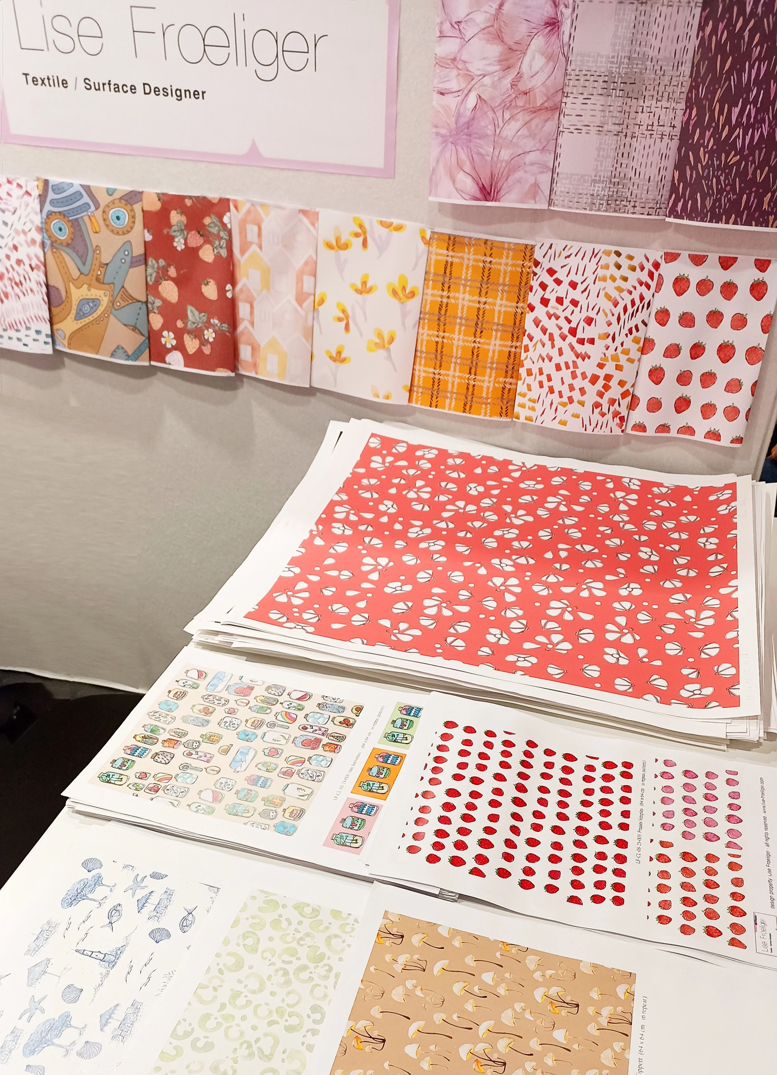 Collection de divers motifs pour textiles, dont des motifs floraux, géométriques, fruits, animaux, et illustrations d'objets colorés.