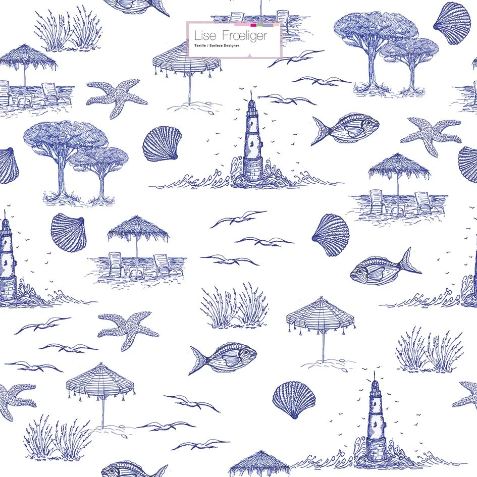 Motif marin façon Toile de Jouy avec phares, poissons, étoiles de mer, coquillages, dunes et parasols en style dessin en ligne bleu sur fond blanc.