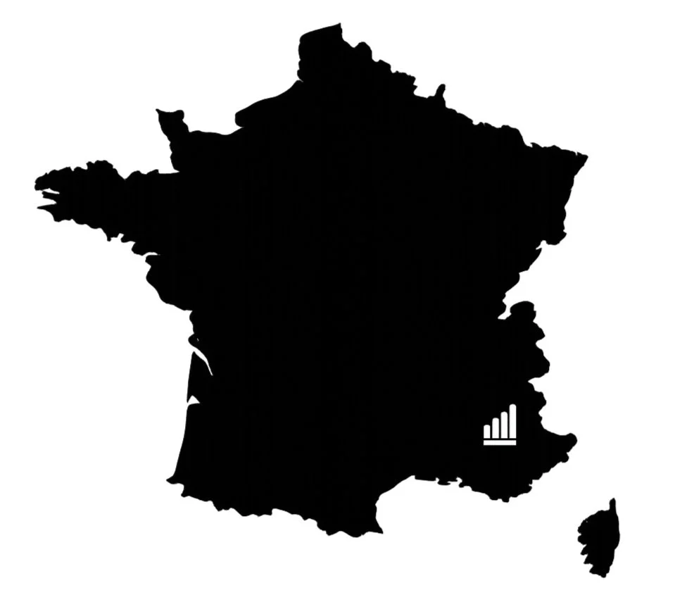 Carte de la France en noir avec le logo SUMEO positionné en région PACA, illustrant l’intervention en conseil en restauration et Food & Beverage dans le sud-est et partout en France.