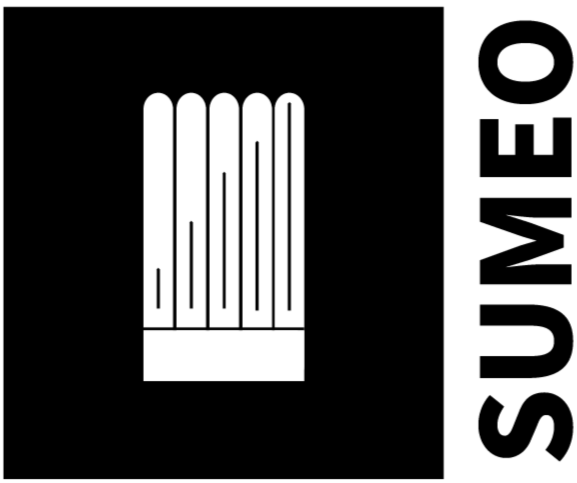 Logo SUMEO sur fond noir avec une toque blanche de chef intégrant une courbe de croissance, illustrant la performance et le développement stratégique en restauration et F&B.