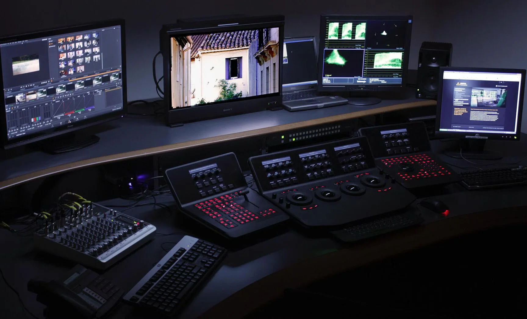 Un poste de montage vidéo ou de production audiovisuelle qui sert à effectuer les montage vidéo des évènement photographe & vidéaste à paris