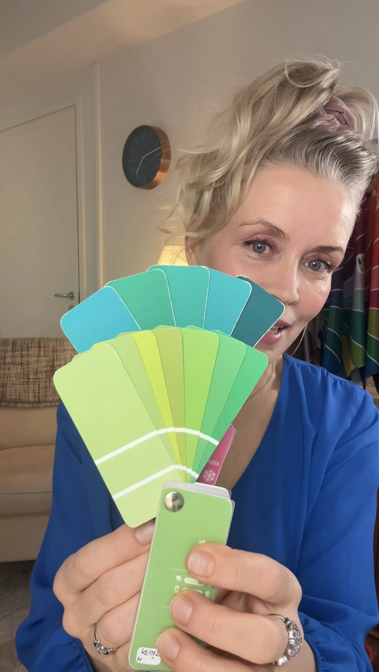 Johanna Hytti esittelee värikarttaa.