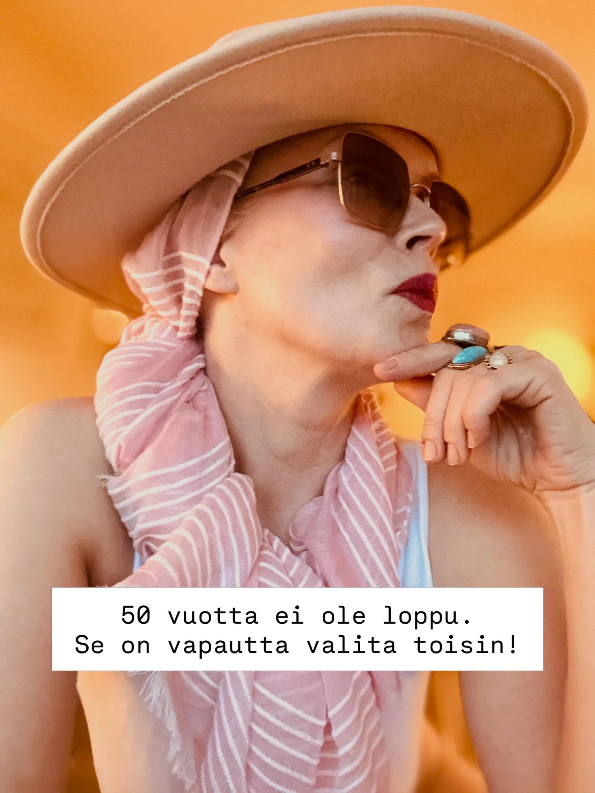 50 vuotta ei oo raja. Se on vapaus.
Alkaa tulla aika selv&auml;ksi, mit&auml; en en&auml;&auml; halua olla.

En oo en&auml;&auml; se, joka selitt&auml;&auml; itsens&auml; pienemm&auml;ksi.
T&auml;ss&auml; kohtaa alkaa n&auml;kyminen.

Minun el&auml;m