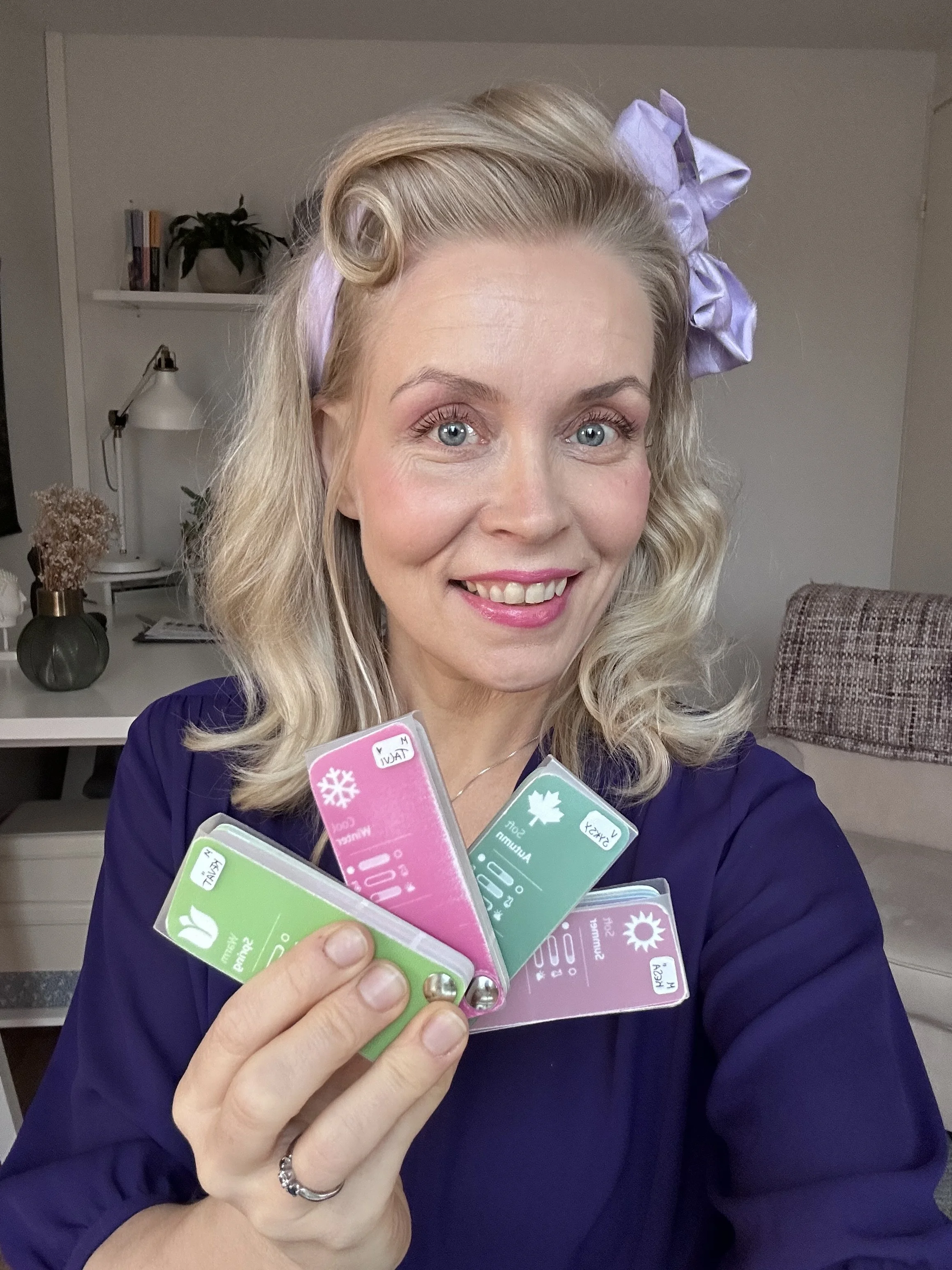 Värianalyysien asiantuntija Johanna Hytti tekee värianalyysejä yksilöille ja ryhmillä. Lisäksi hän luennoi ja valmentaa.