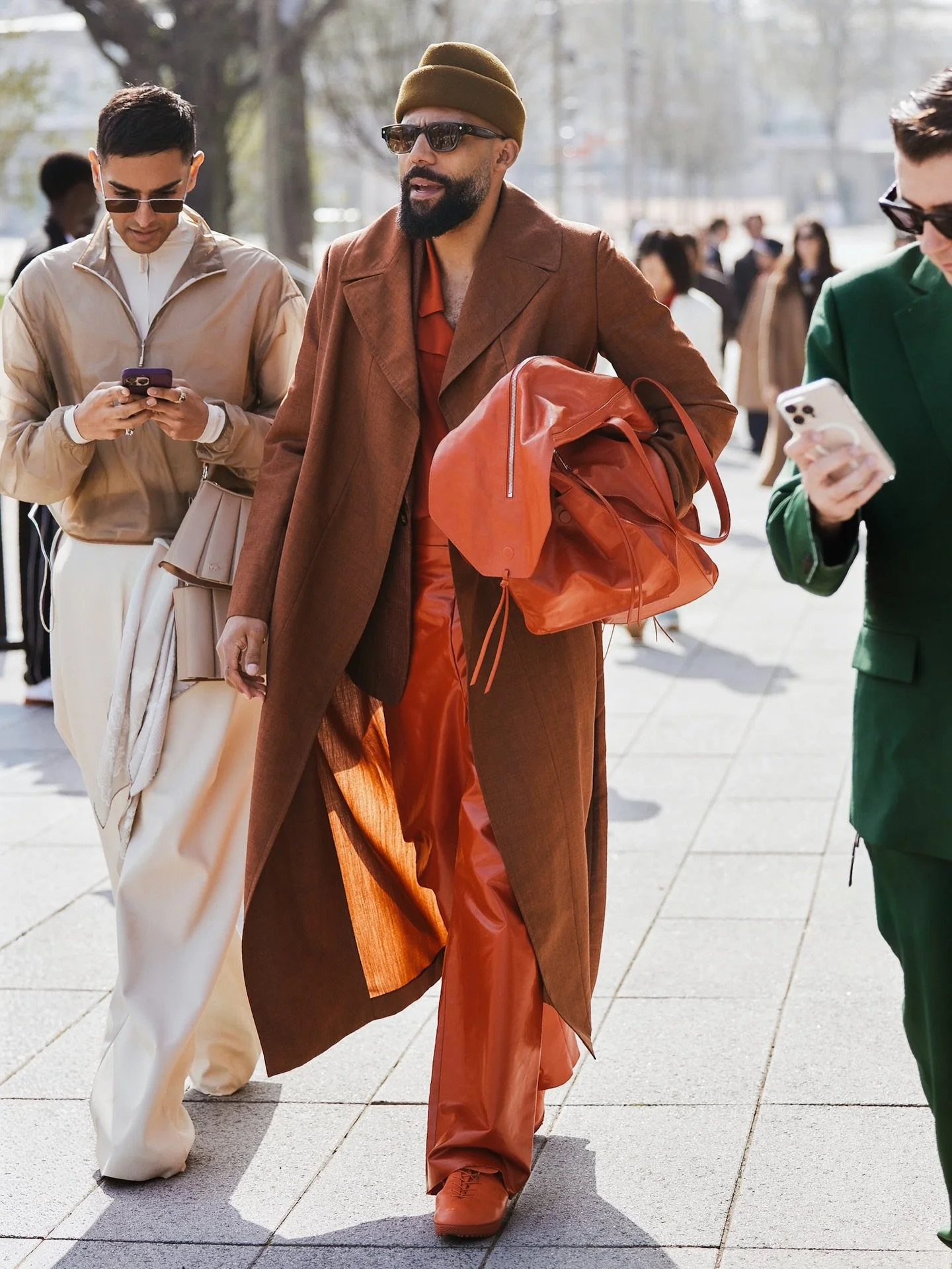 Roland-Garros might be one of the coolest locations during Paris Fashion Week. Matching the heritage and energy of @lacoste, this show revisited a moment from 1923 when a rain-soaked Davis Cup match turned the court into a flooded stage. Filtered thr