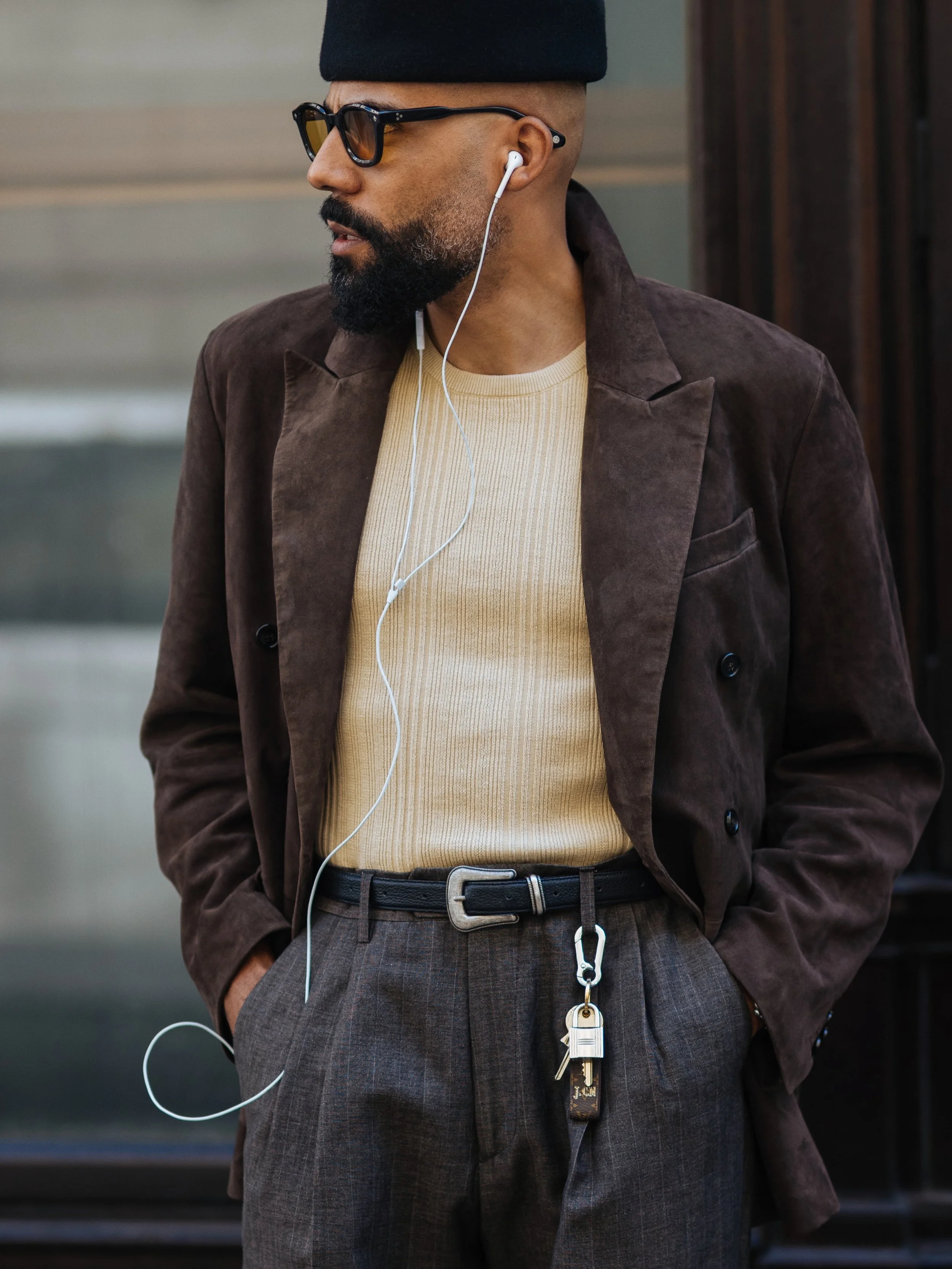 A suede #LeatherBlazer is one of those timeless staples that effortlessly bridge the gap between #VintageAesthetics and modern functionality. This one is from the @gant SS26 collection, having that perfect worn-in elegance while still feeling incredi