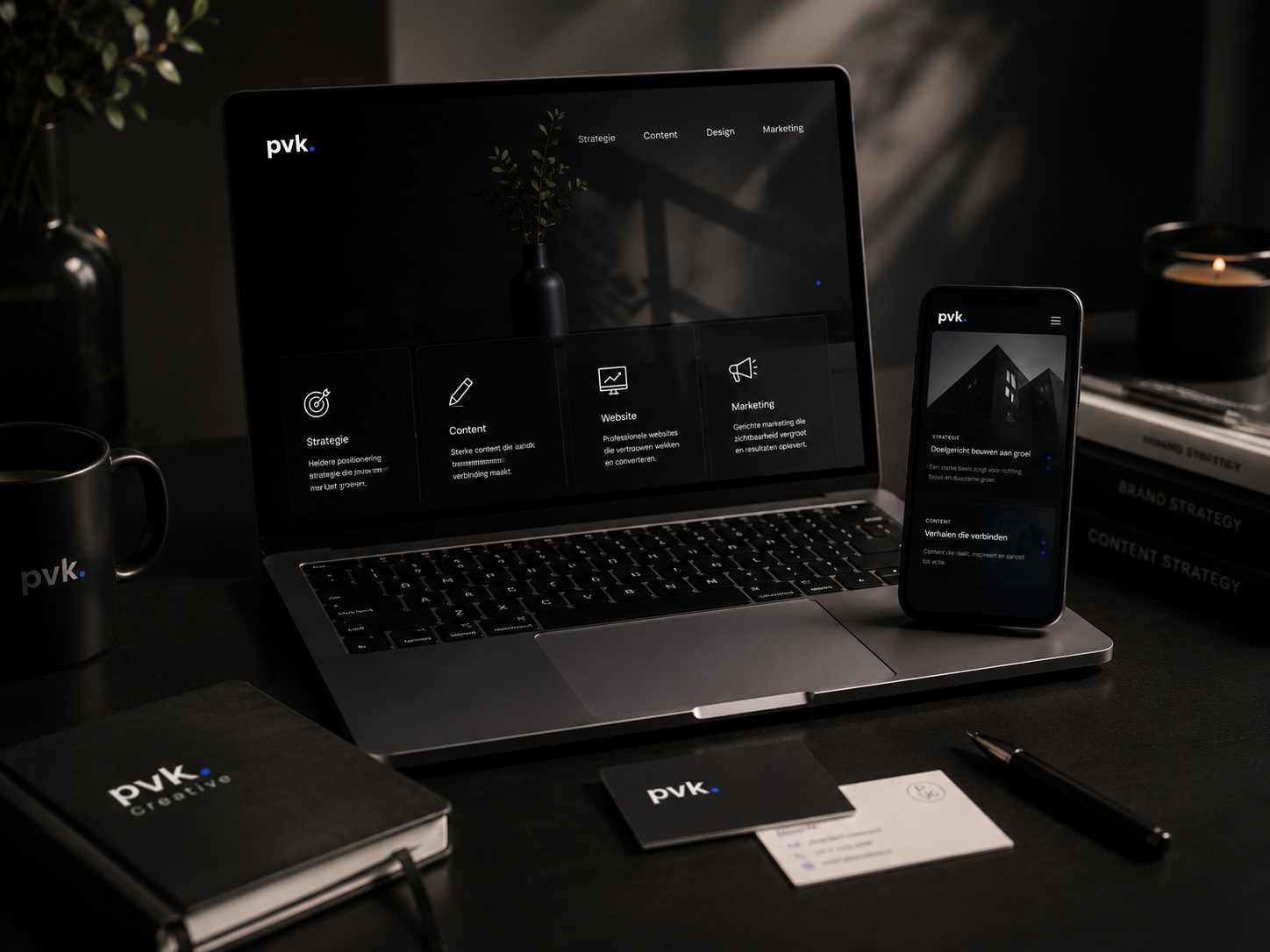 PVK Creative werkplek met laptop en smartphone voor strategie, content, campagnes en online zichtbaarheid.