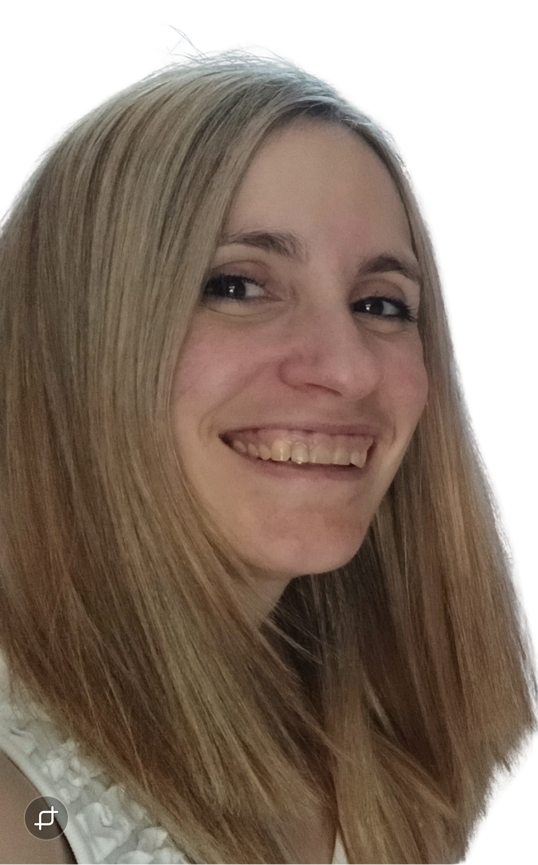 Une femme souriante avec des cheveux longs blonds et des yeux clairs.