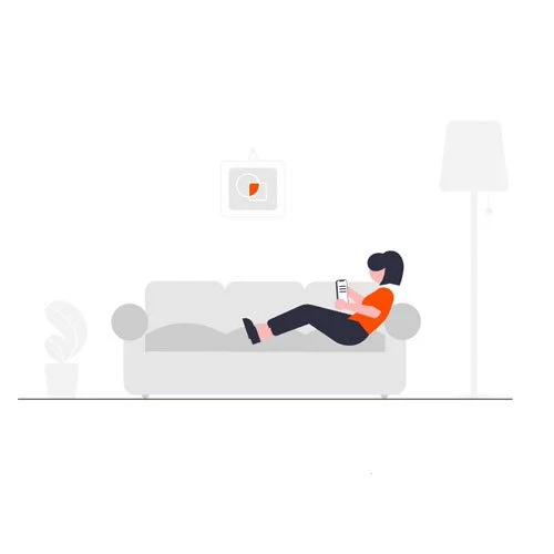 Eine Person sitzt entspannt auf einem Sofa und schaut auf ein Smartphone, im Wohnzimmer mit Stehlampe, Wandbild und Topfpflanze.
