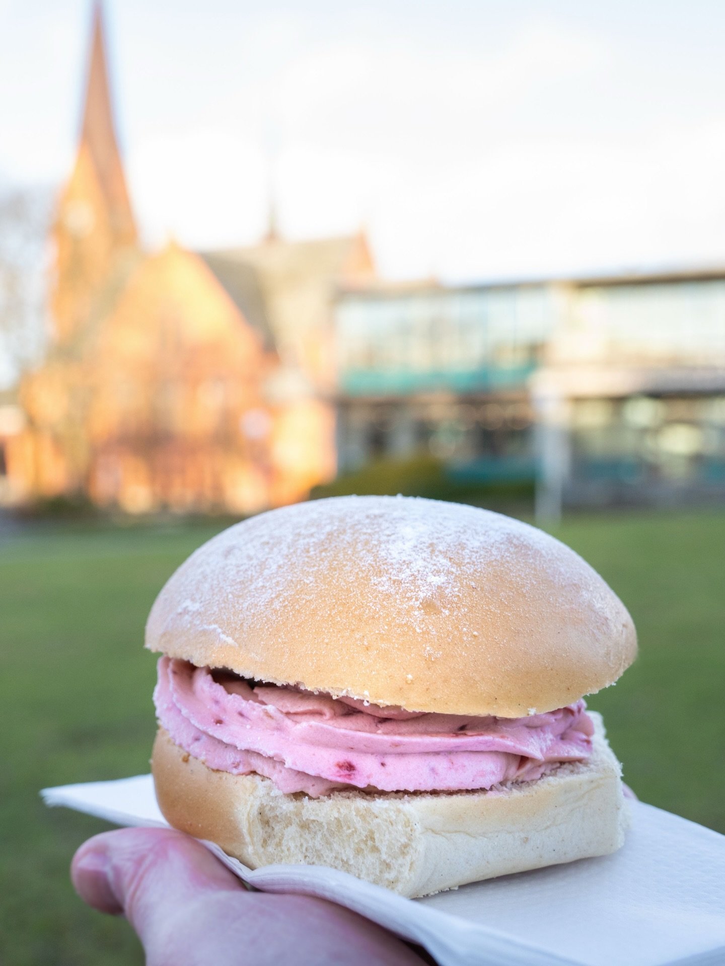 It&rsquo;s that time of year again &mdash; Fastelavn🤩 
Soft, fluffy and filled with cream, these treats are a much-loved tradition in Norway🇳🇴 Perfect with a cup of coffee and best enjoyed while they&rsquo;re fresh 😋 Are you eating Fastelavn bun 