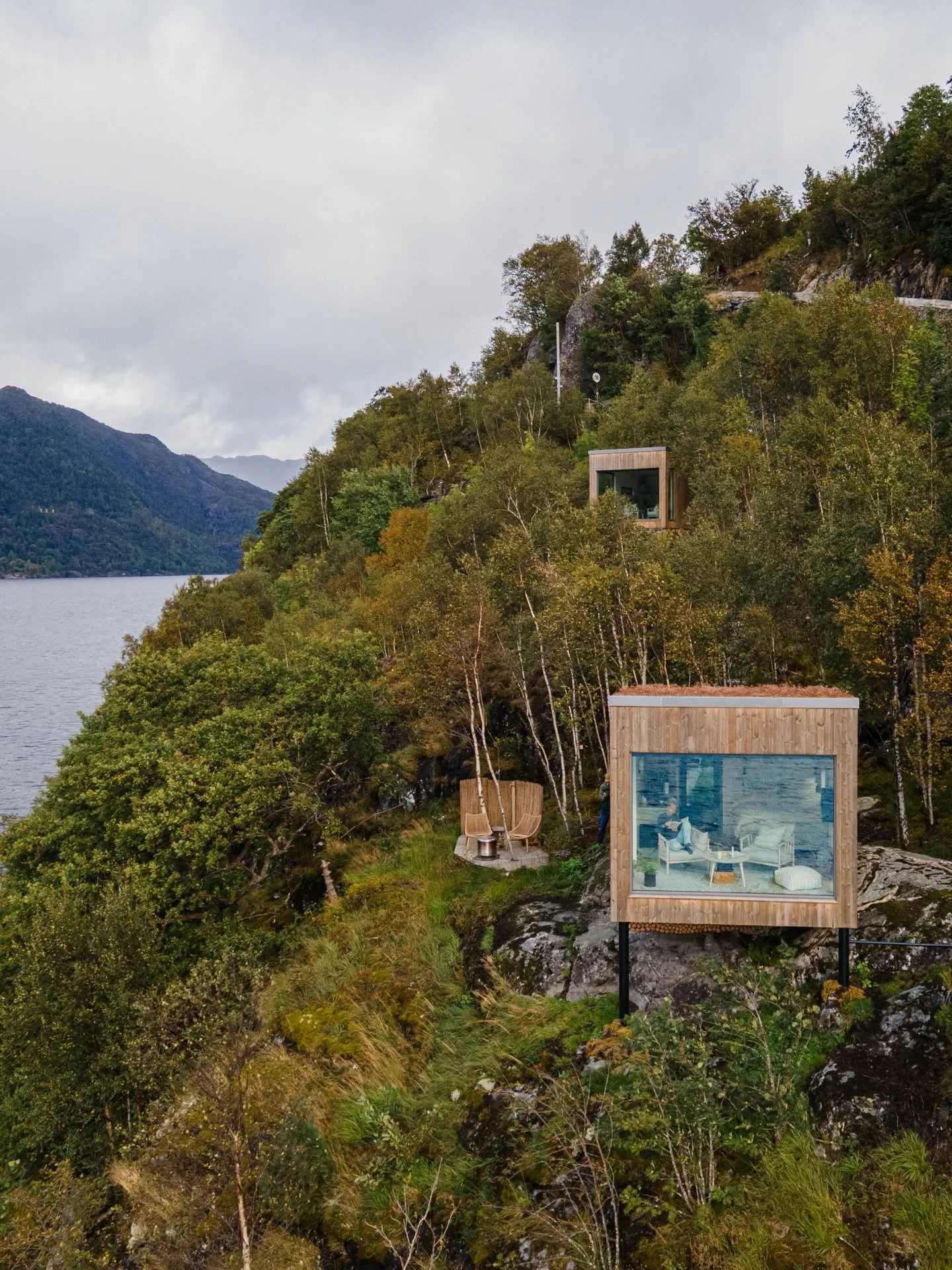 This is your sign to book a fjord getaway at @fivelandsneset_fjordhytter 😍
A place that brings you close to nature and offers true peace and quiet 🌿🙏🏽 Tag someone you&rsquo;d love to bring along on this fjord adventure 👋🏻

📷 Studio Hjelm