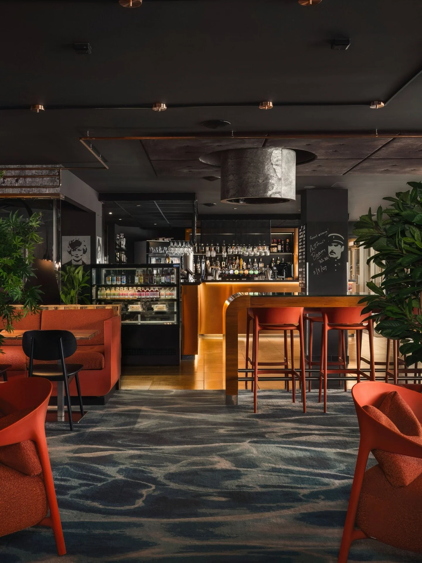 Allo, allo! It&acute;s time to call a friend and meet for lunch or dinner at @renehaugesund 📞🍽️
Great food and a wide selection of drinks - the perfect place to sit back, relax and just enjoy 🤩

📷 @qualityhotelmaritim