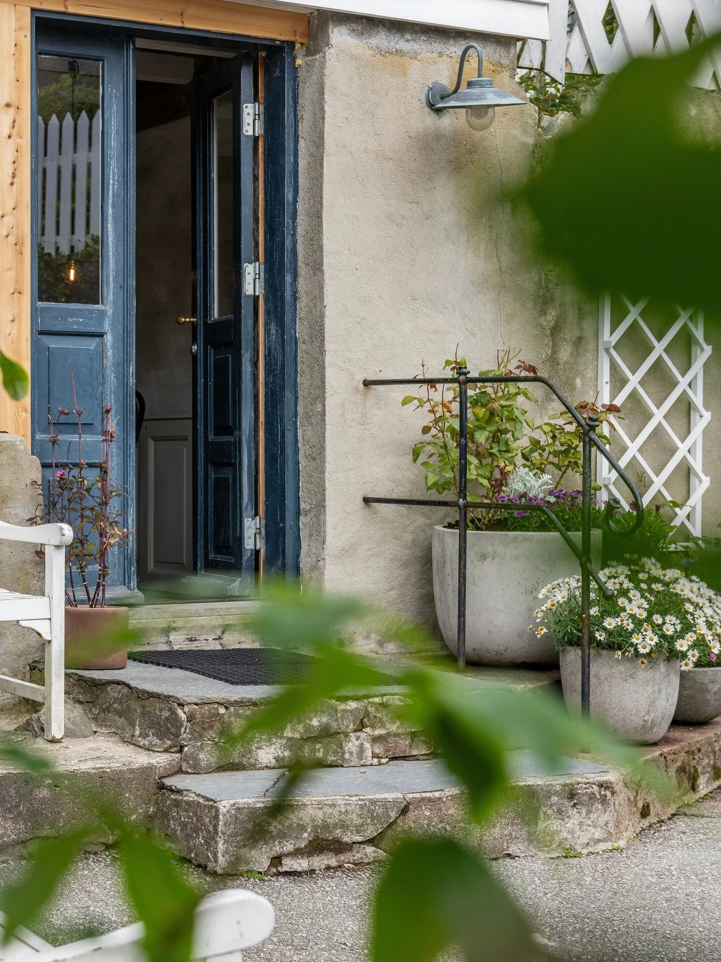 Experience the perfect combination of historic charm and modern comfort at @lundins.hotell.skudeneshavn ✨

Housed in a beautifully restored house dating back to 1853, this charming hotel gives you a very special experience of history and luxury🤩 Eve