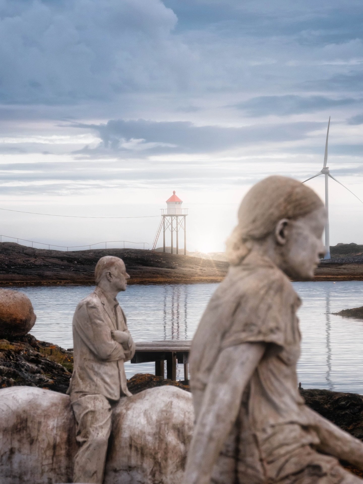 The Rising Tide by @jasondecairestaylor 💙 Have you visited these sculptures in Kvalsvik, Haugesund yet? 🌊

📷 @jtorkels