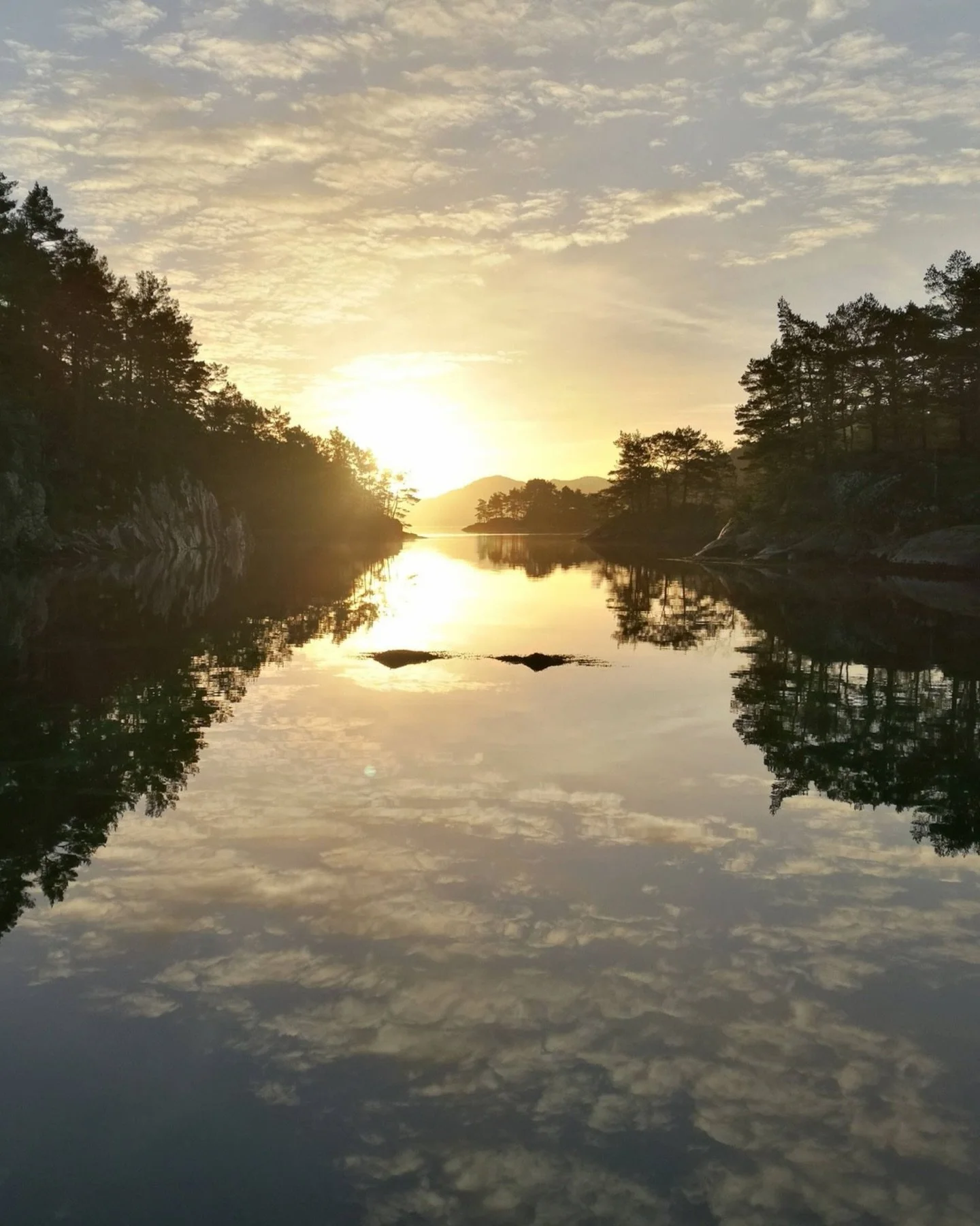 Looking for a peaceful getaway by the sea? 🌊
At Lind&aring;s Gard&amp;Hytteutleige in Valev&aring;g, Sveio, you&rsquo;ll find cosy cabins and a rorbu just 500 metres from the shoreline 🦀

Here, you&rsquo;re close to both the sea and great hiking op