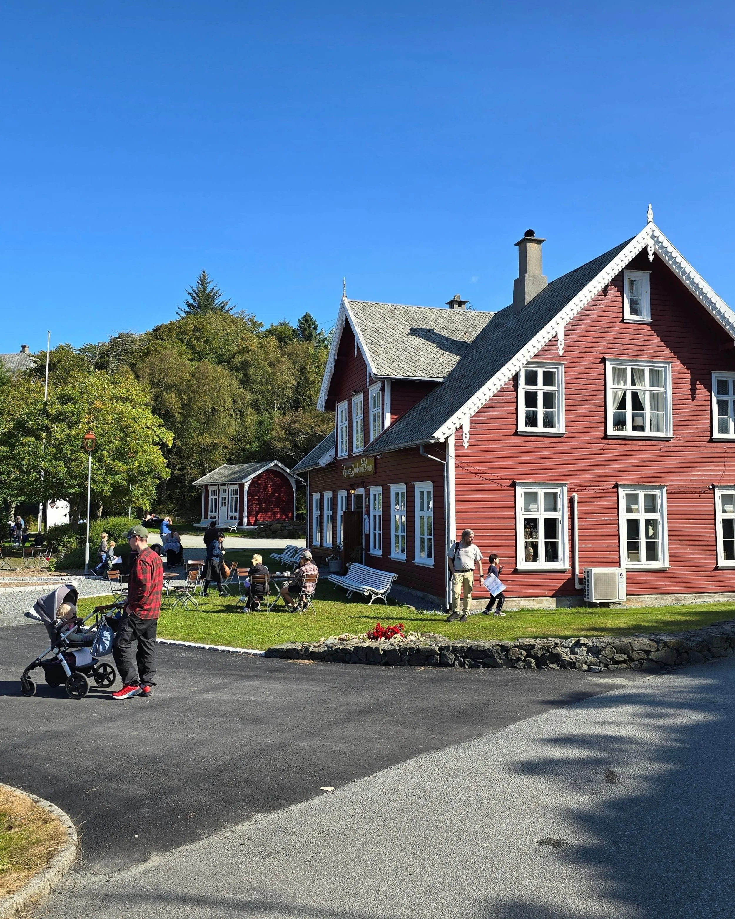 S&oslash;ndag 10. mai kl. 12.00 inviteres det til familiedag p&aring; Visnes 🙌🏼
Bli med p&aring; guidet omvisning p&aring; @visnes_gruvemuseum , se film om den spennende gruvehistorien, delta i petanque-konkurranse med dyktige instrukt&oslash;rer o
