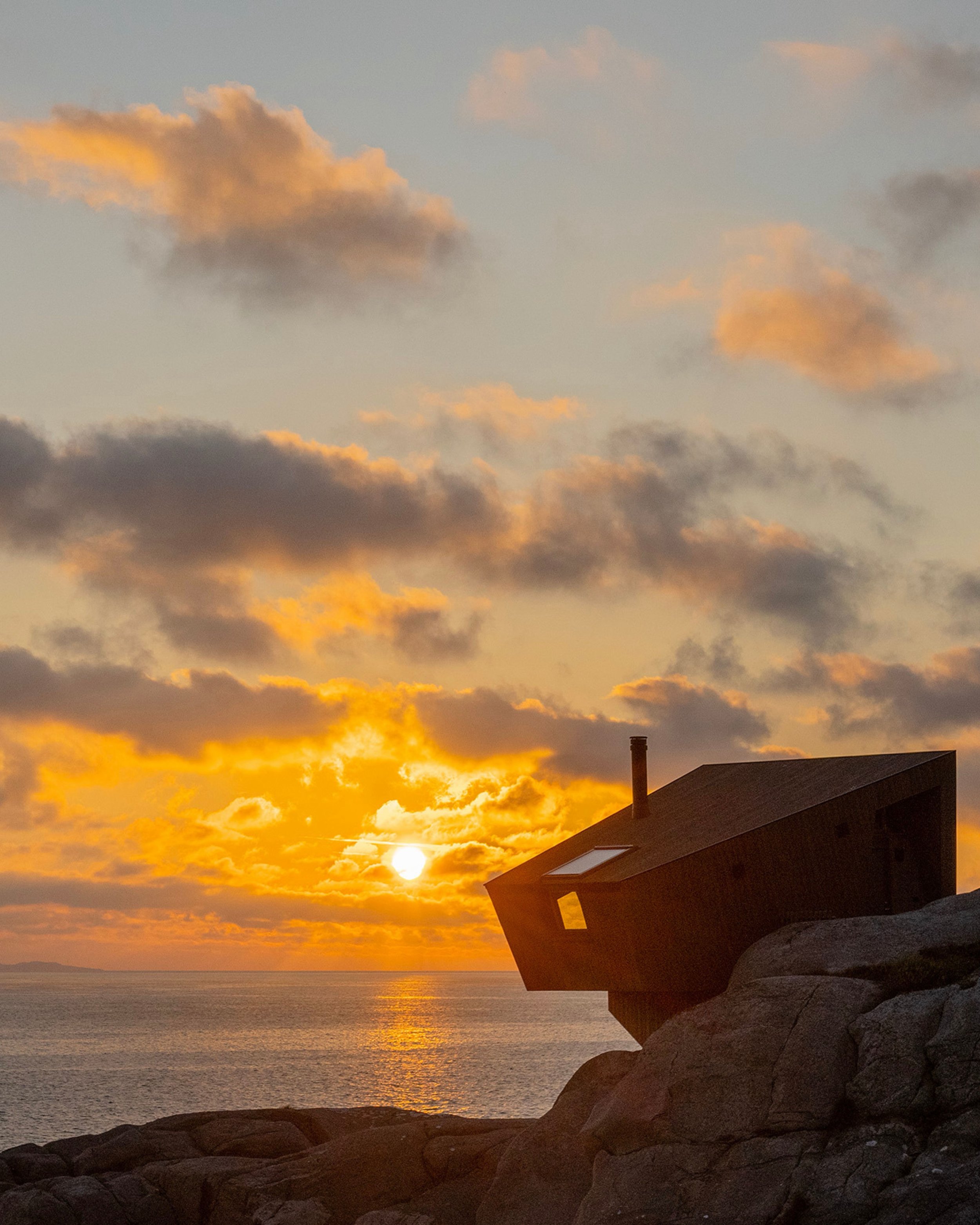 At @panoramahyttene you stay surrounded by the open ocean, rugged coastal landscapes and ever-changing skies 🌅 Large panoramic windows bring nature close; whether the sea is calm and reflective or waves are crashing against the rocks 🌊

This is the