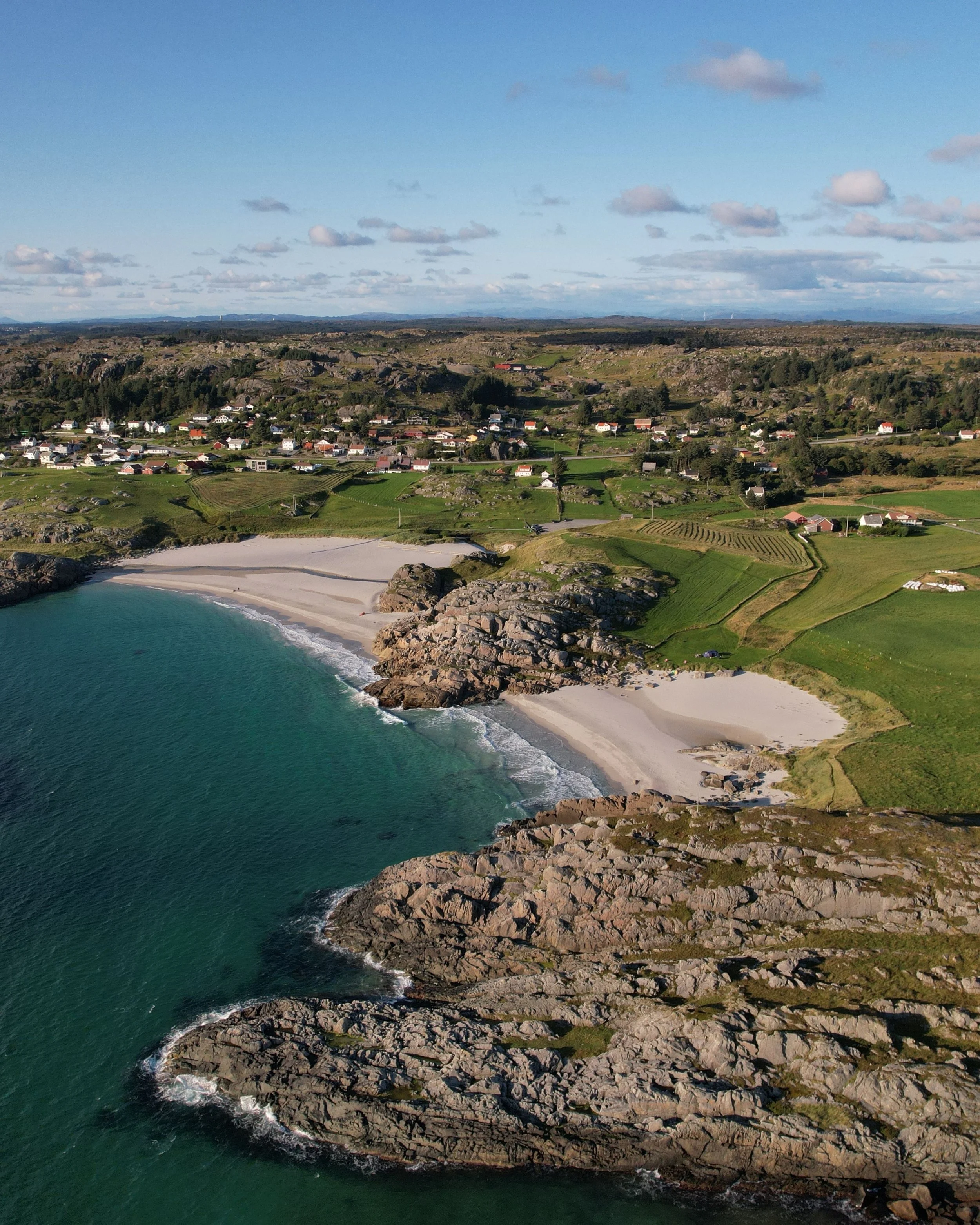 Did you know that the Haugesund region is home to several beautiful beaches? 🏖️ Along the Karm&oslash;y coast, you&rsquo;ll find beaches like Sandvesanden and &Aring;krasanden - perfect for a stroll, a picnic, surfing or a refreshing swim 🌊

📷 Vis