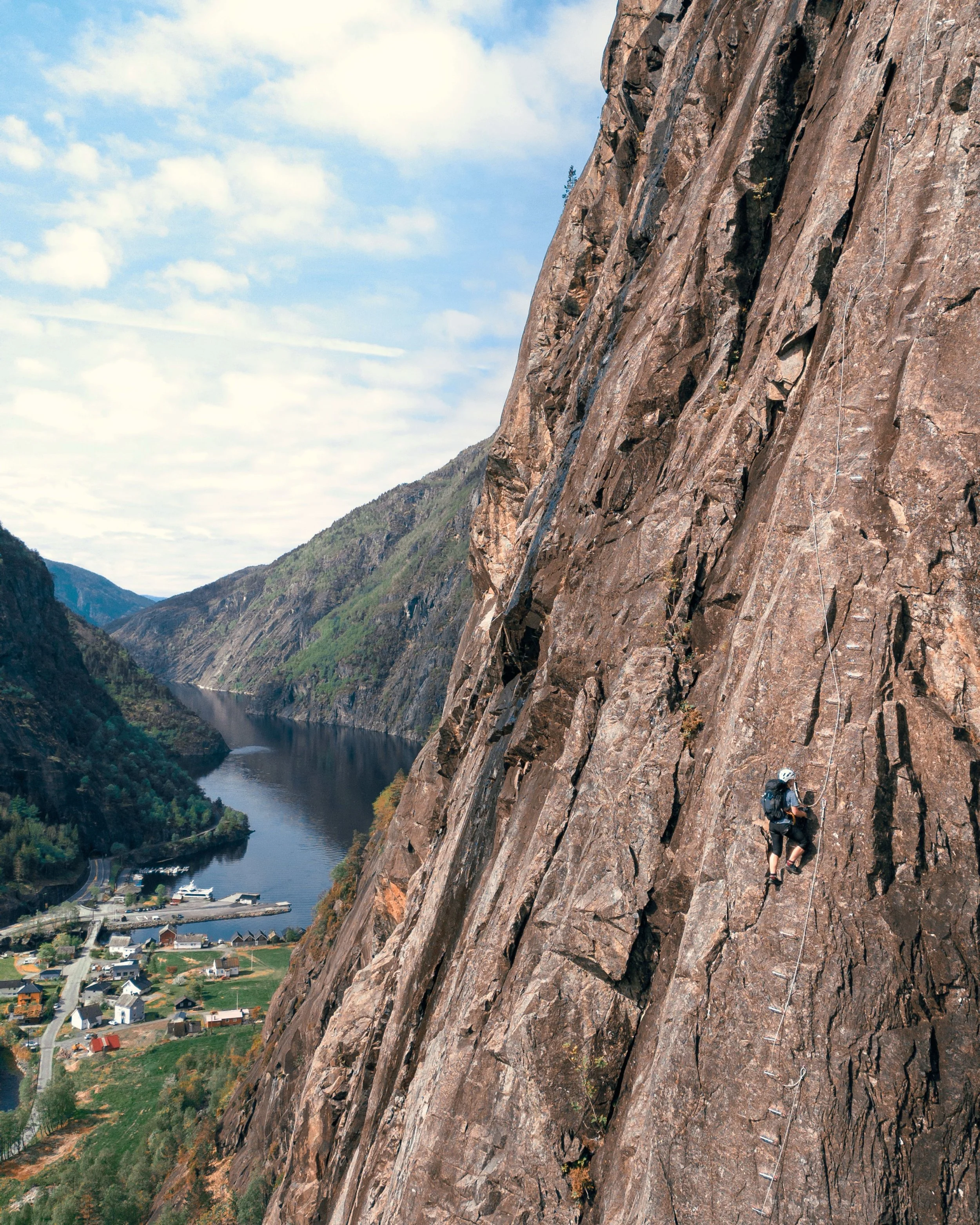 One of Norway&rsquo;s toughest via ferratas?🔥
Via Ferrata Kyrkjeveggen in &Aring;krafjorden takes you from 50 to 550 metres above sea level on a 900-metre climb, rewarding you with spectacular fjord views along the way 🧗🏼&zwj;♀️ Tag someone who wo