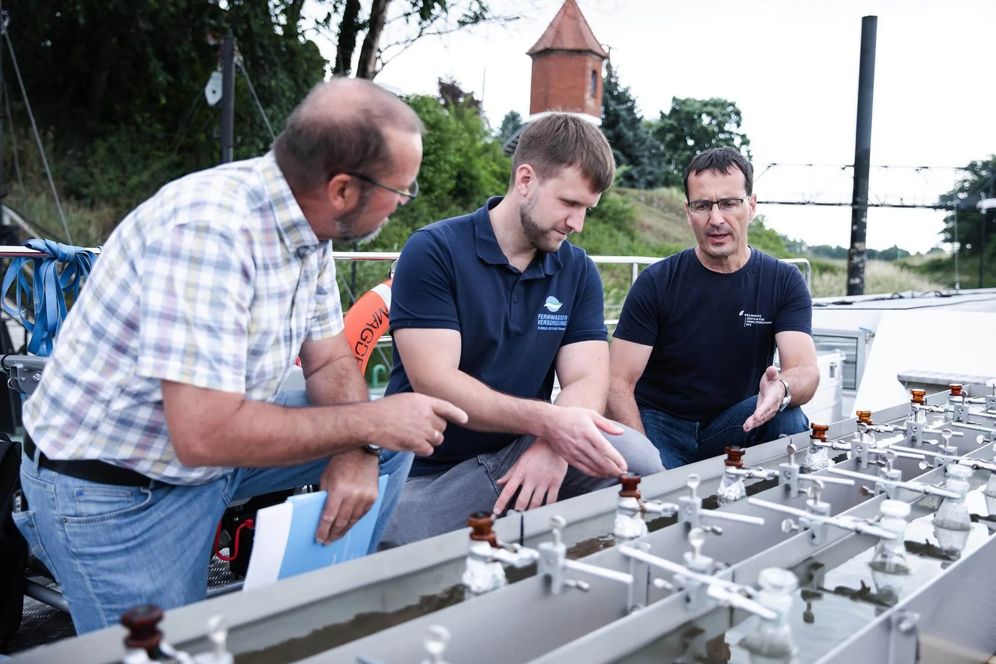 Drei Männer unterhalten sich auf dem Forschungsschiff Albis miteinander.