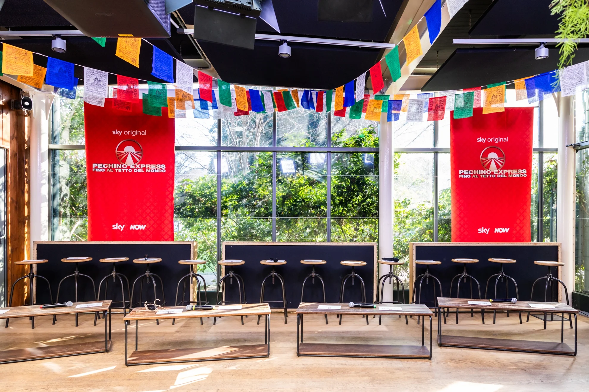 Pechino Express Hostel press conference palco