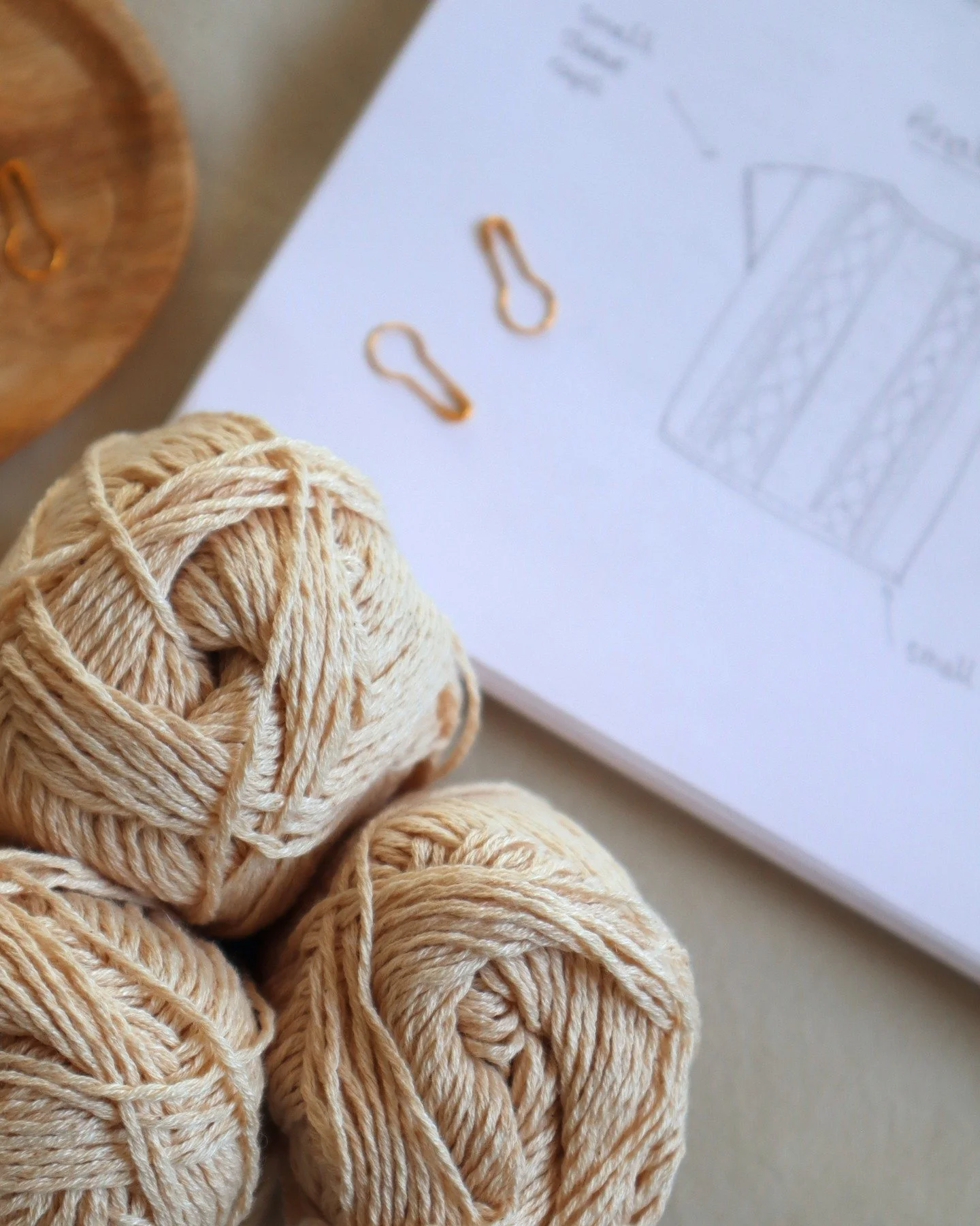 Happy yarn mail today ✨

Can't wait to show you what I've planned to create with this lovely Sandnes Garn Line colour way Oatmeal!

Ps: can you spot the spoiler in the photo? 😊

#knitweardesign #newpatterndesign #knittingpattern #newknittingproject 