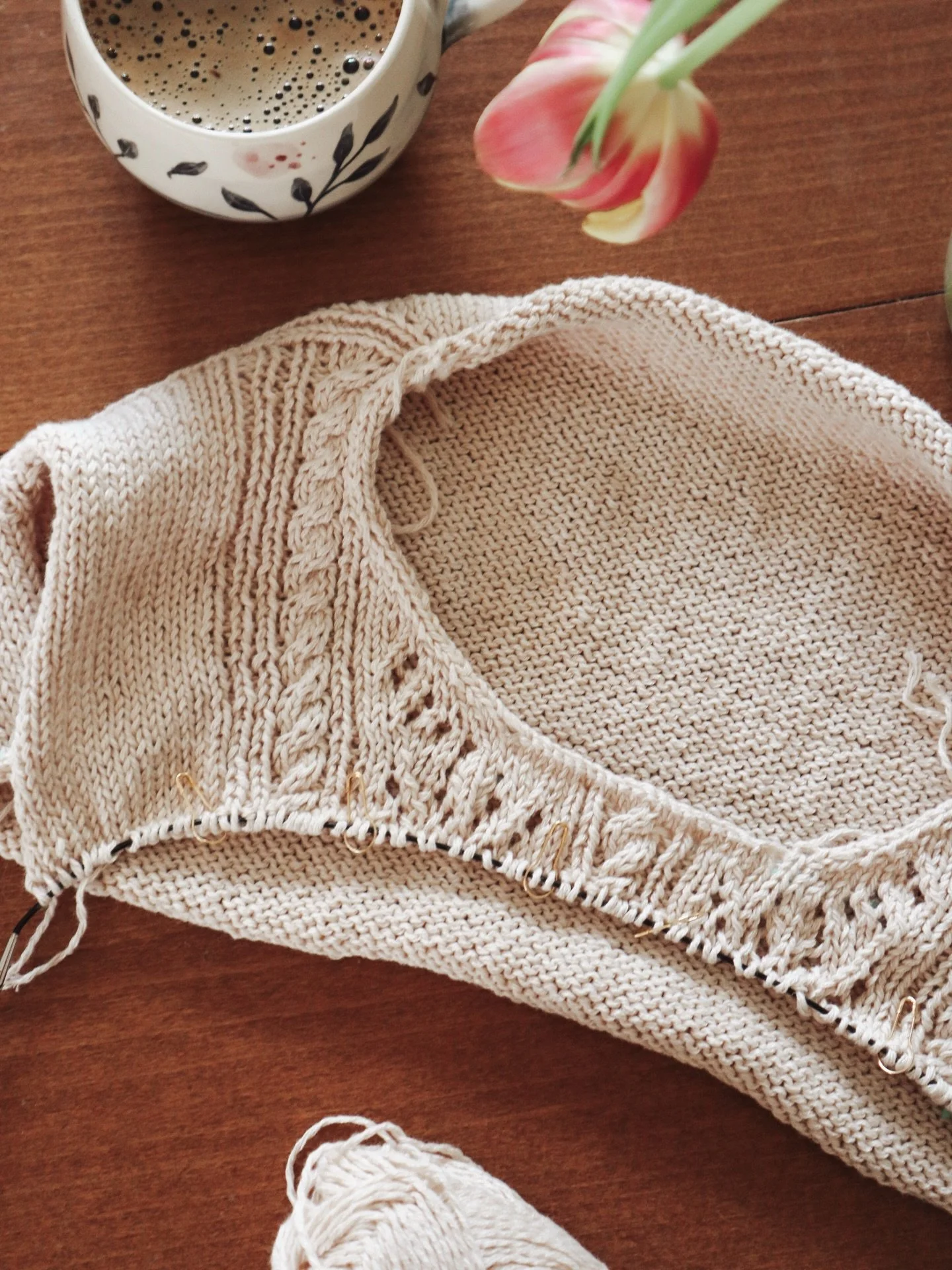 ☀️ Finally a sunny day today after weeks of clouds and rain. Perfect day to make progress on my newest design.

I had to unravel the front panel at least three times to get it just right 😅 but that&rsquo;s part of the process. Errors are ok and it&r