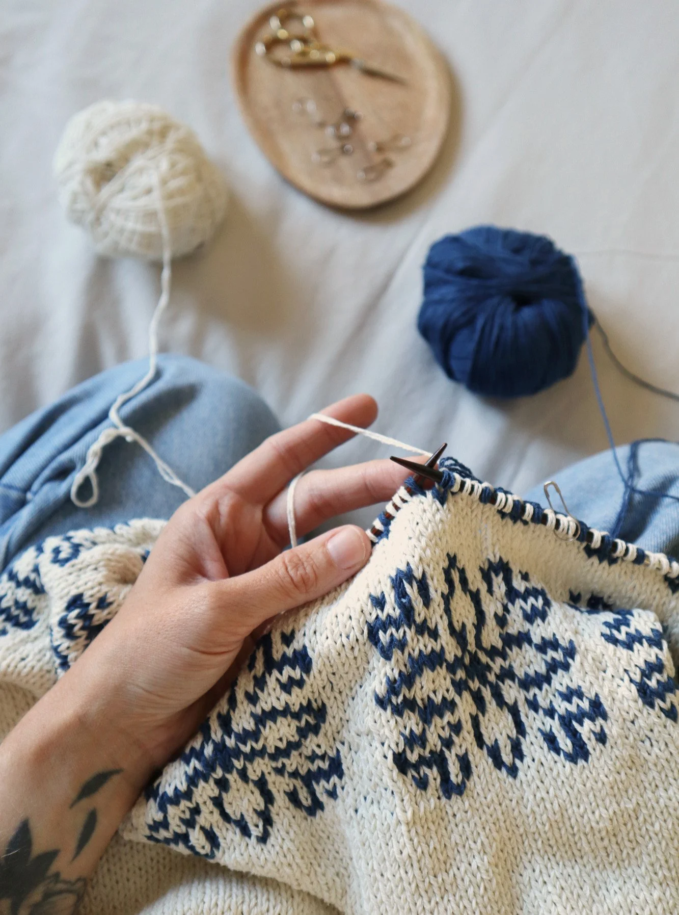 There's something about white and blue that makes them go pefectly together 💙🤍

The yarn is giving a rustic feel to the overall look and I'm loving it so much!

⬩ Yarn is Pure Silk by @knittingforolive hedl double
⬩ Pattern is Azulejos Top - 𝘤𝘰𝘮