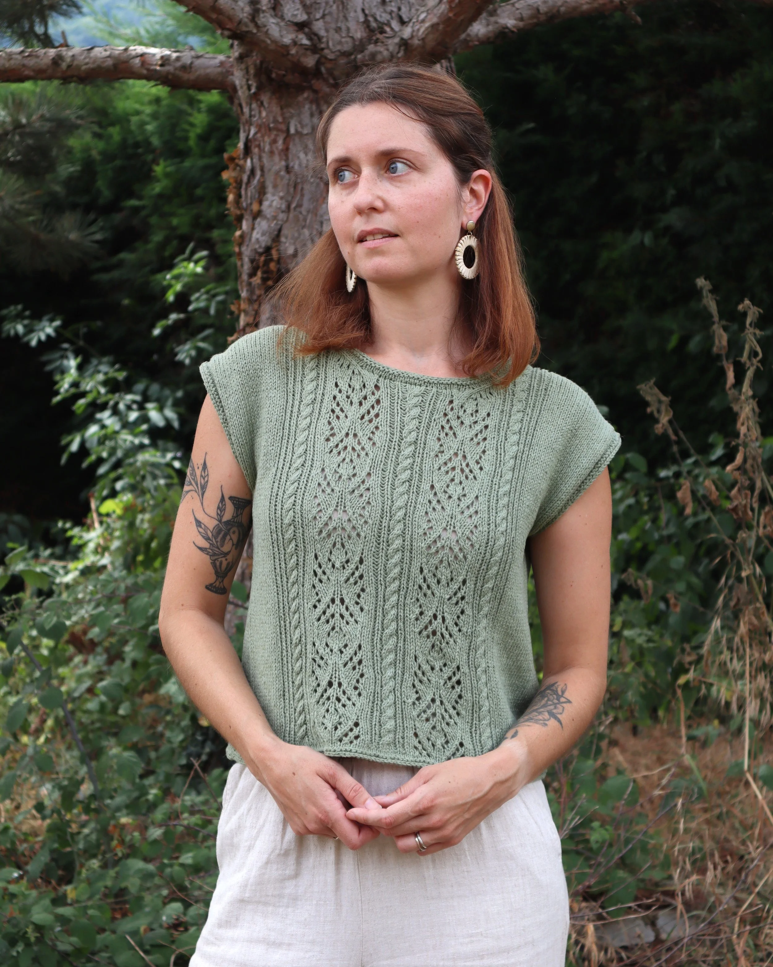 She's done! ✨

My cropped version of the 𝗔𝗻𝗮𝗯𝗲𝗹𝗹𝗲 𝗧𝗼𝗽 fresh off the blocking mat!

I love the cropped length of this version because it goes so well with high waisted trousers or skirts 💕

I'm so happy I chose this moss green colour from 