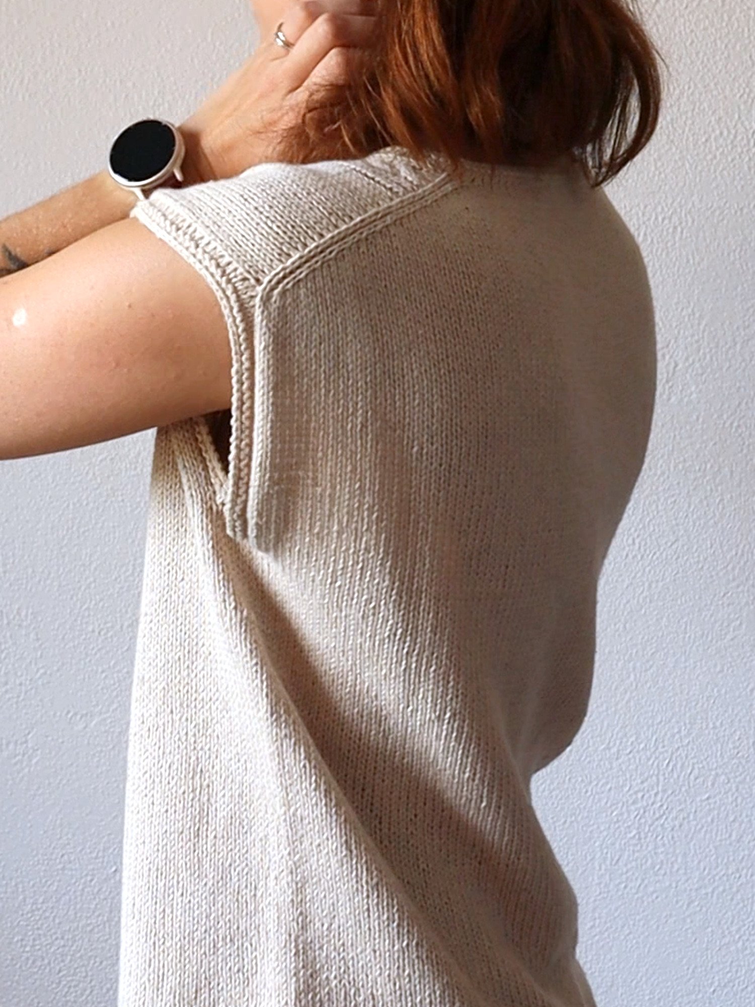 Design details of the 𝗔𝗻𝗮𝗯𝗲𝗹𝗹𝗲 𝗧𝗼𝗽:
⬩ European drop shoulder
⬩ Delicate lace motif
⬩ Small cables that add 𝘣𝘢𝘭𝘢𝘯𝘤𝘦 to the lace pattern
⬩ Simple edgings that let the lace pattern 𝘴𝘩𝘪𝘯𝘦

Pattern will be released at the end of the