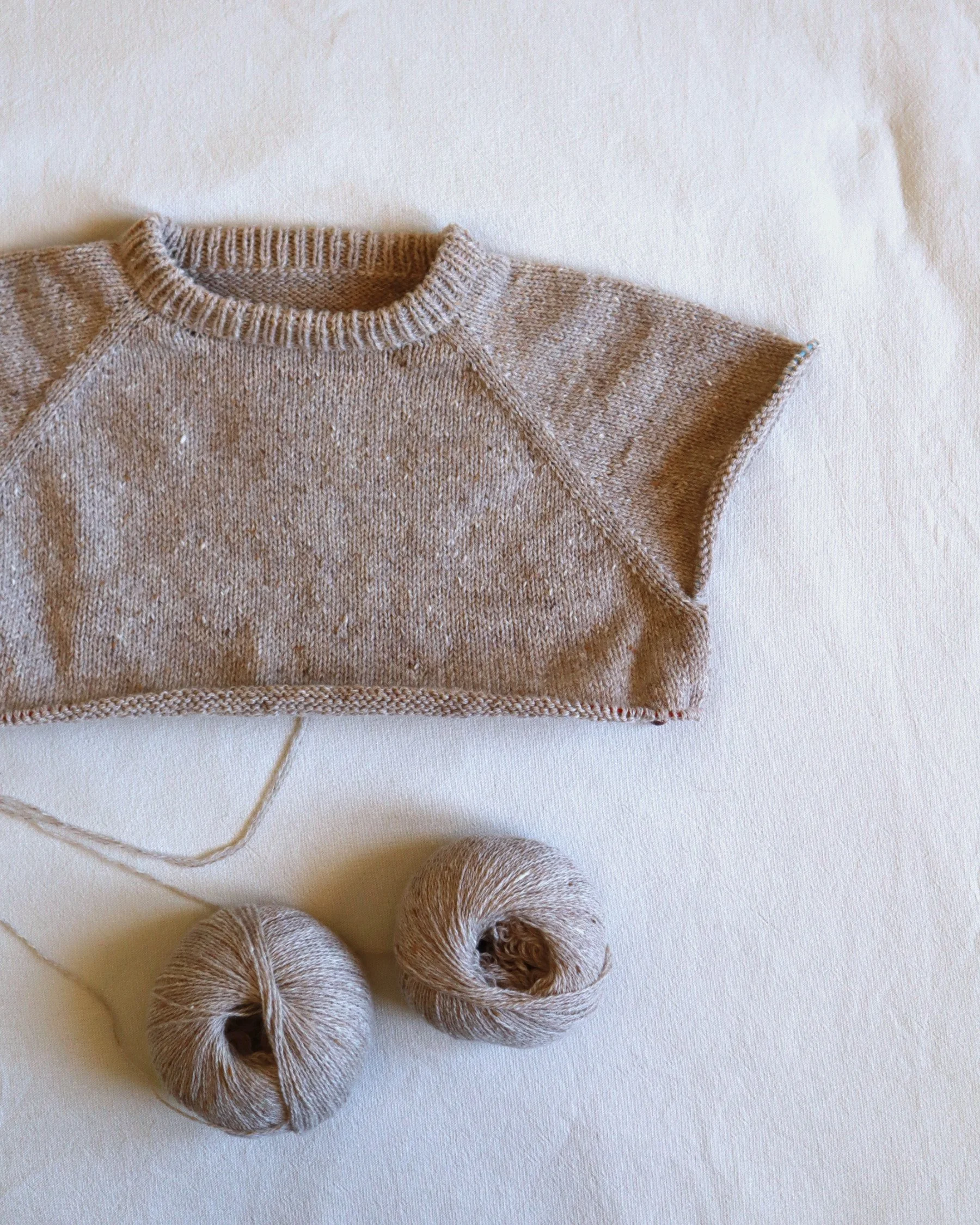 For some reason I like knitting with wool when it's above 30&deg;C outside 🫠

I've had this idea in mind since spring and I finally decided on which yarn to use for it. I'm using Majo Garn Tweed Supreme held double which gives this beautiful rustic 