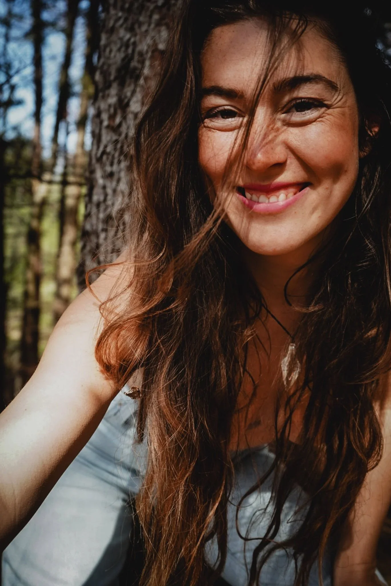 Lächelndes Porträt einer Begleiterin für Intimitätscoaching, Hypnose und traumasensible Körperarbeit.