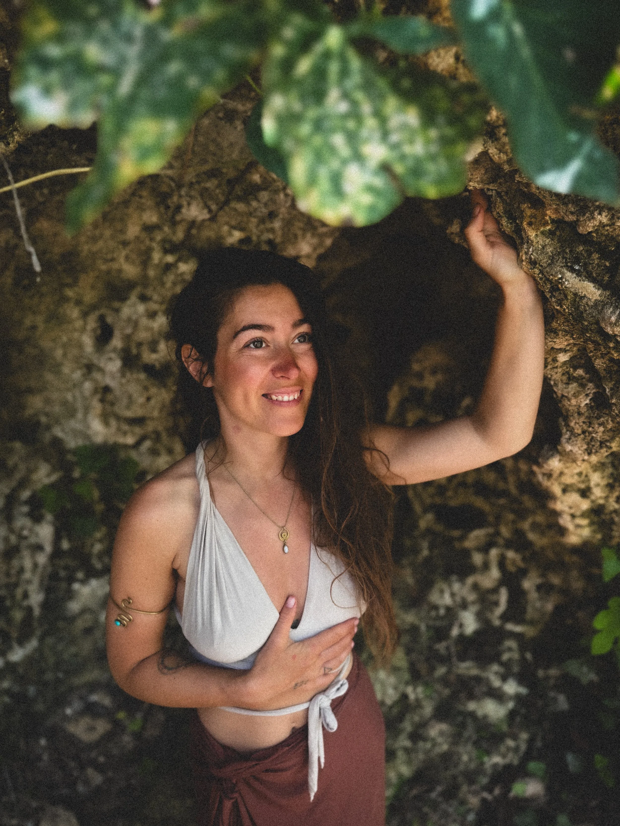 Lebendige Körperpräsenz in der Natur als Ausdruck von Selbstkontakt, Lust und verkörperter Weiblichkeit. Bad Reichenhall. Bodywork. Hypnose Nähe Distanz