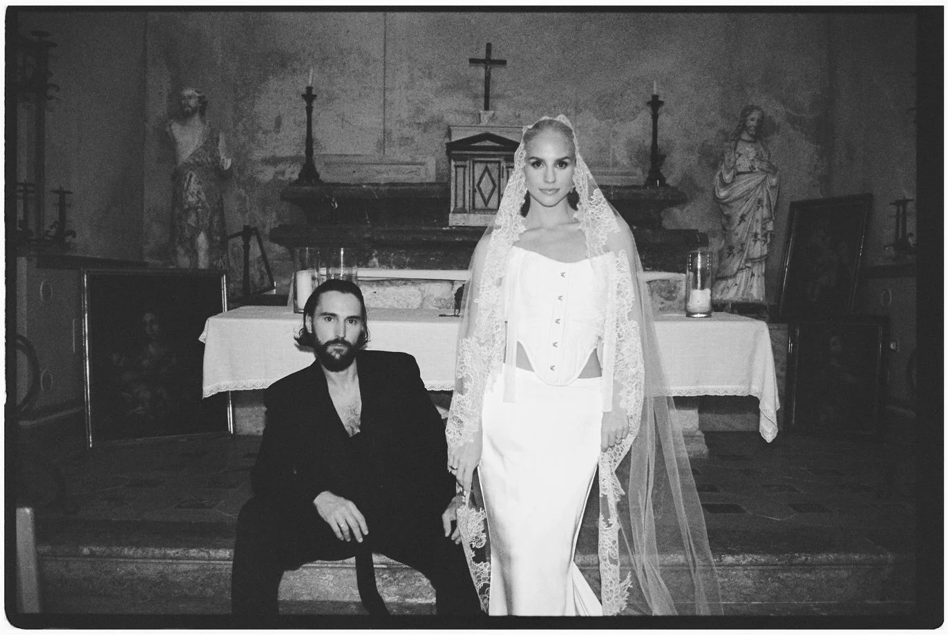 Back to Gabriele &amp; Valerijus, a few evening moments I can&rsquo;t let go of.🖤

Planning @destination_weddings_italy
MUA @emilijakasteckaite
Hair @virgakolperte
Videographer @twopeoplemedia
Venue @tonnaradiscopello
Lights @mg_audio_video_luci
Flo