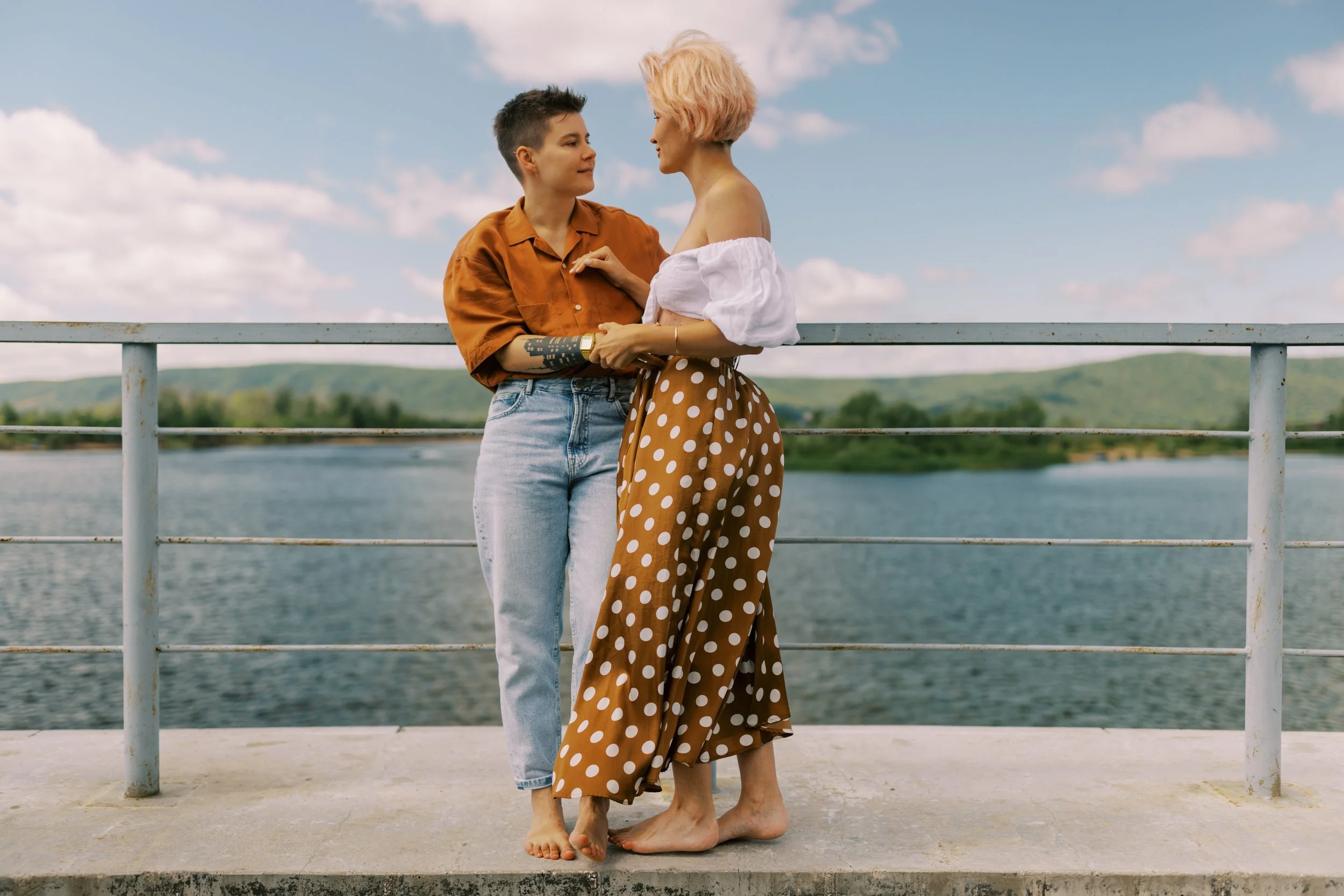 Pareja relajándose al aire libre en la naturaleza