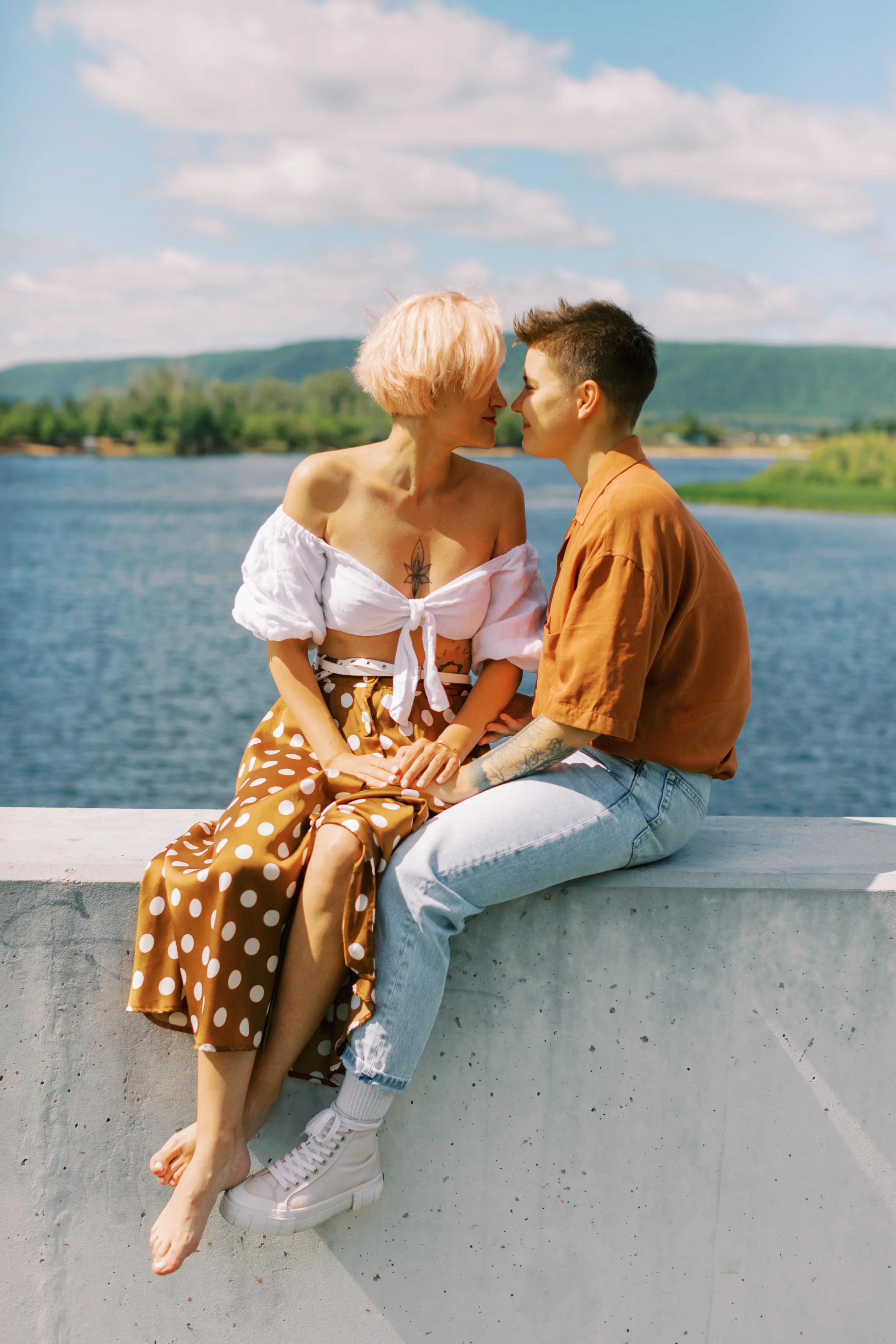 Pareja relajándose al aire libre en la naturaleza