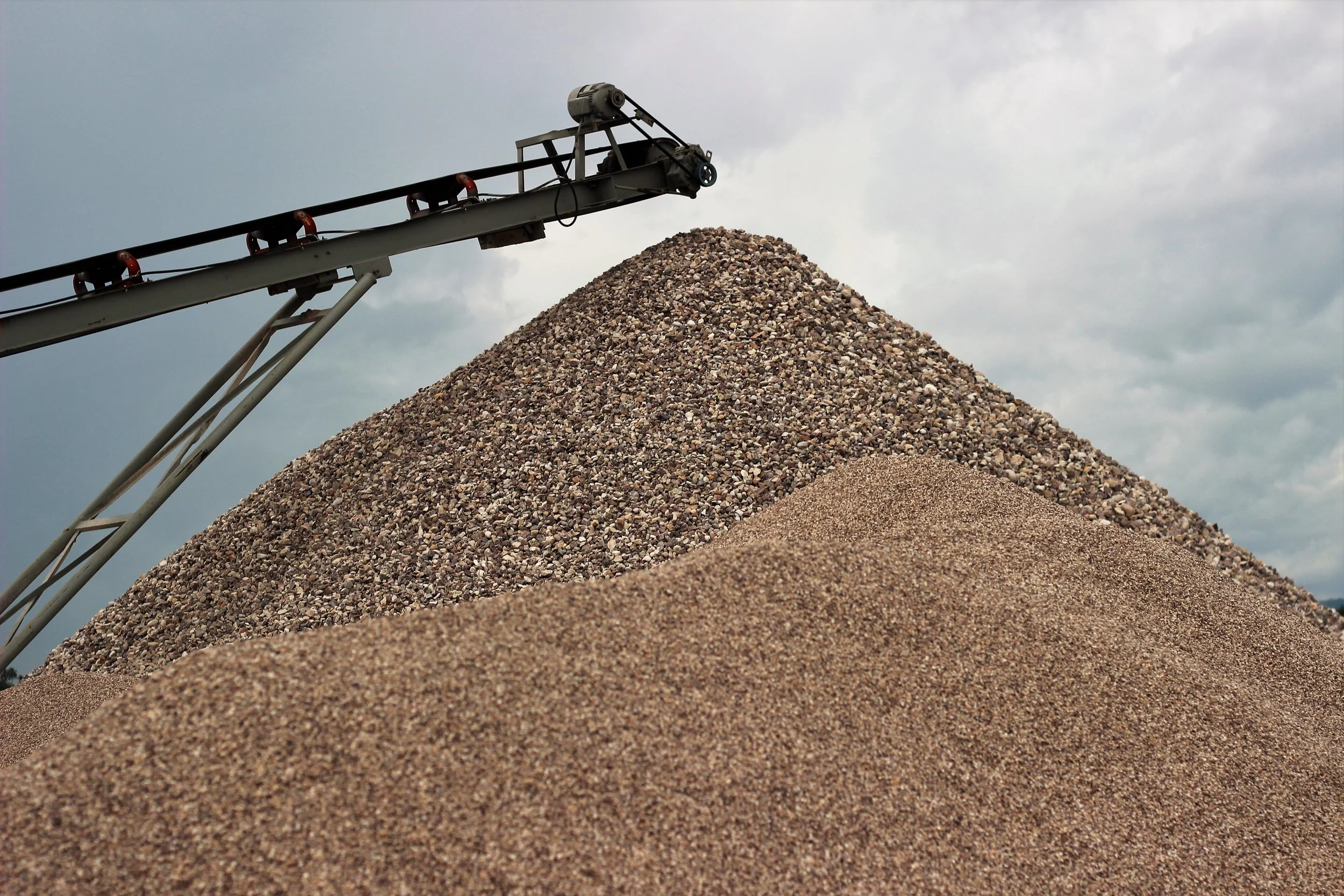 Machines refining sand