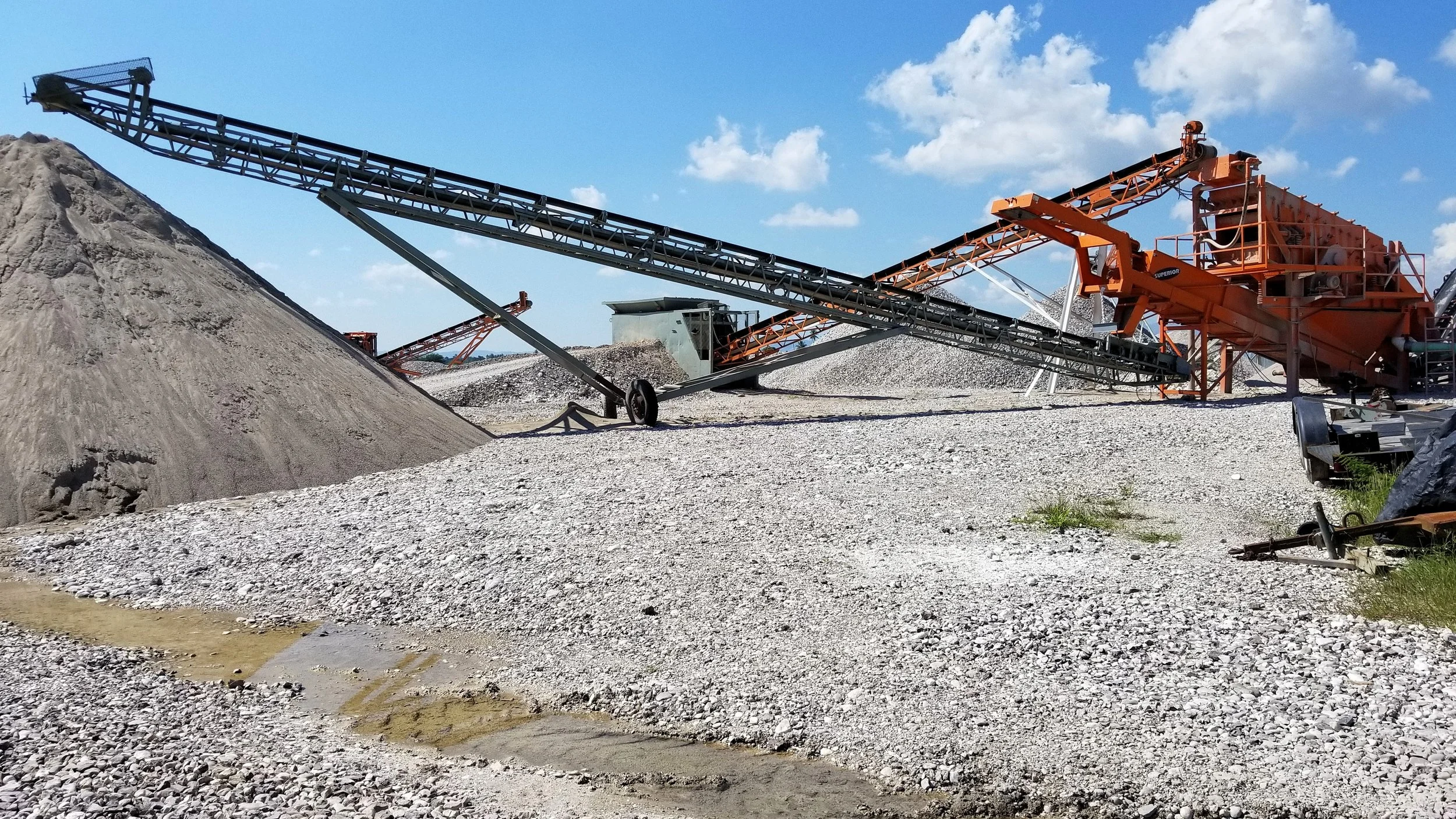 Machines crushing rocks