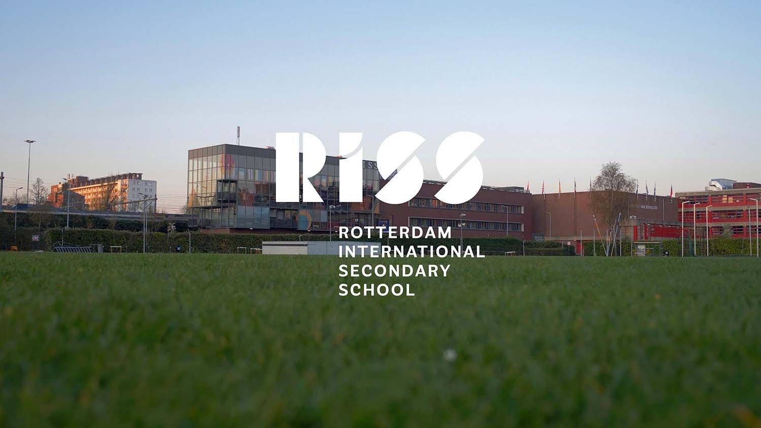 Foto van senior campus van de Rotterdam International Secondary School