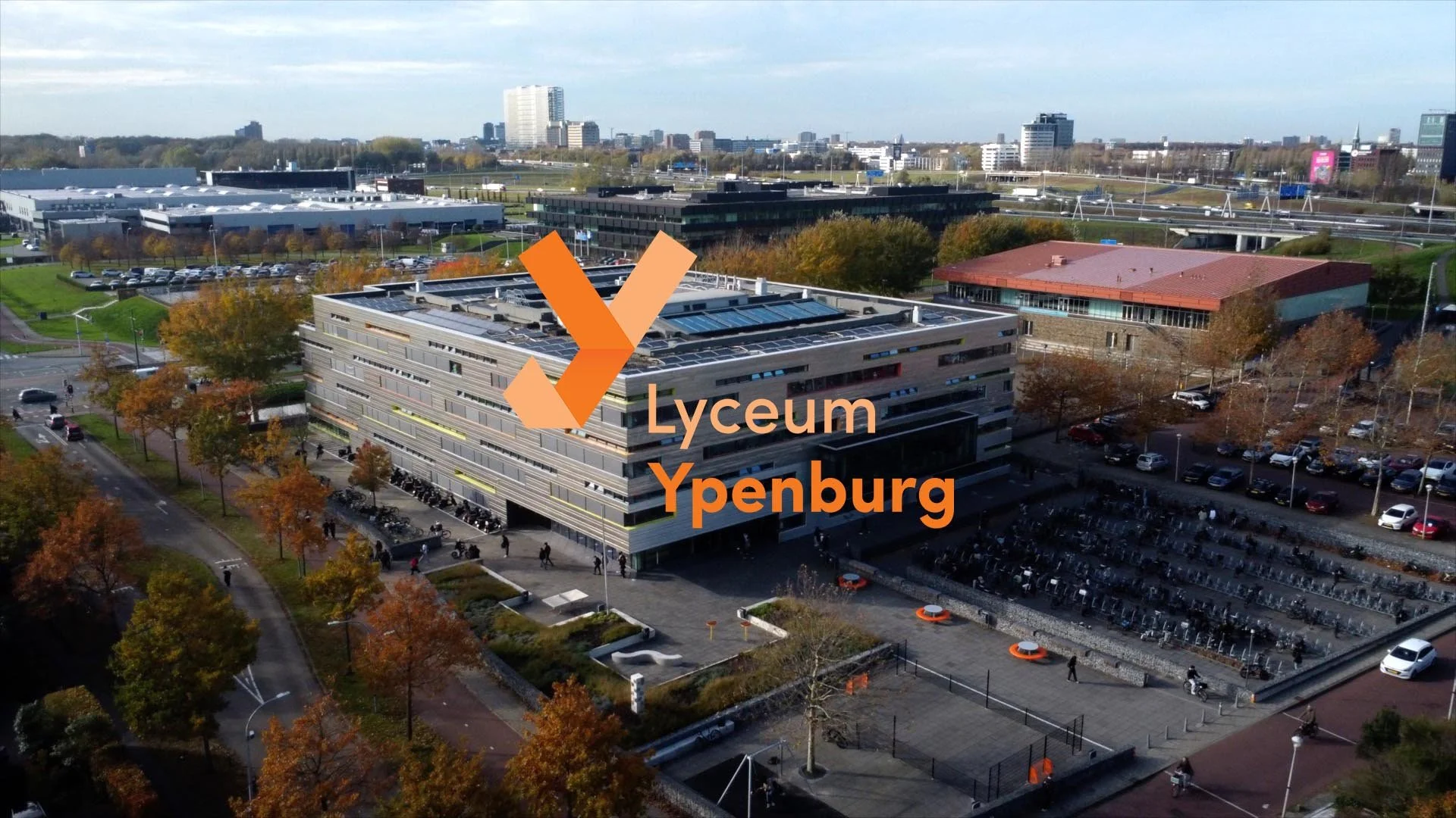 Schoolgebouw van Lyceum Ypenburg met logo
