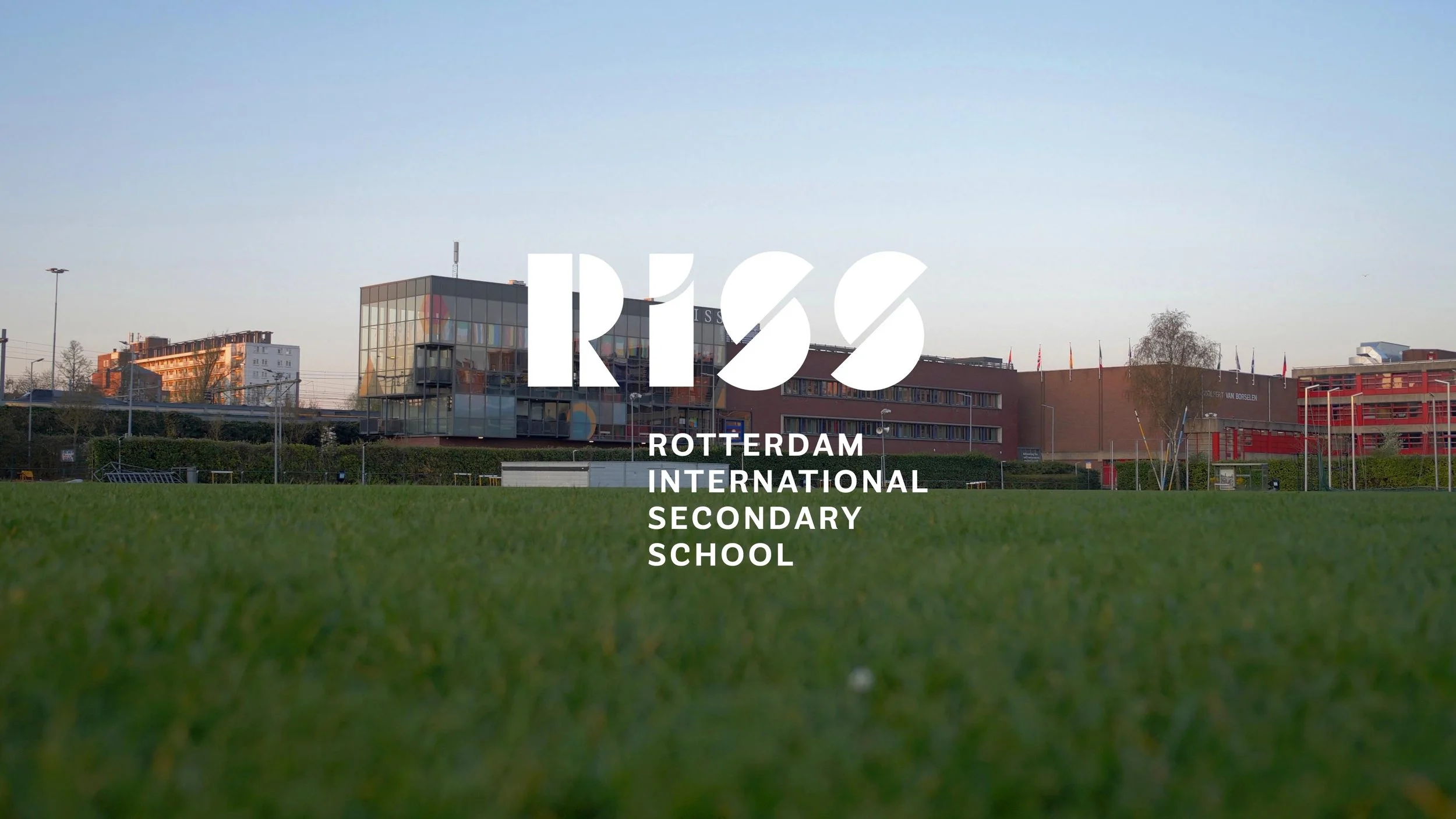 schoolgebouw van RISS - junior campus