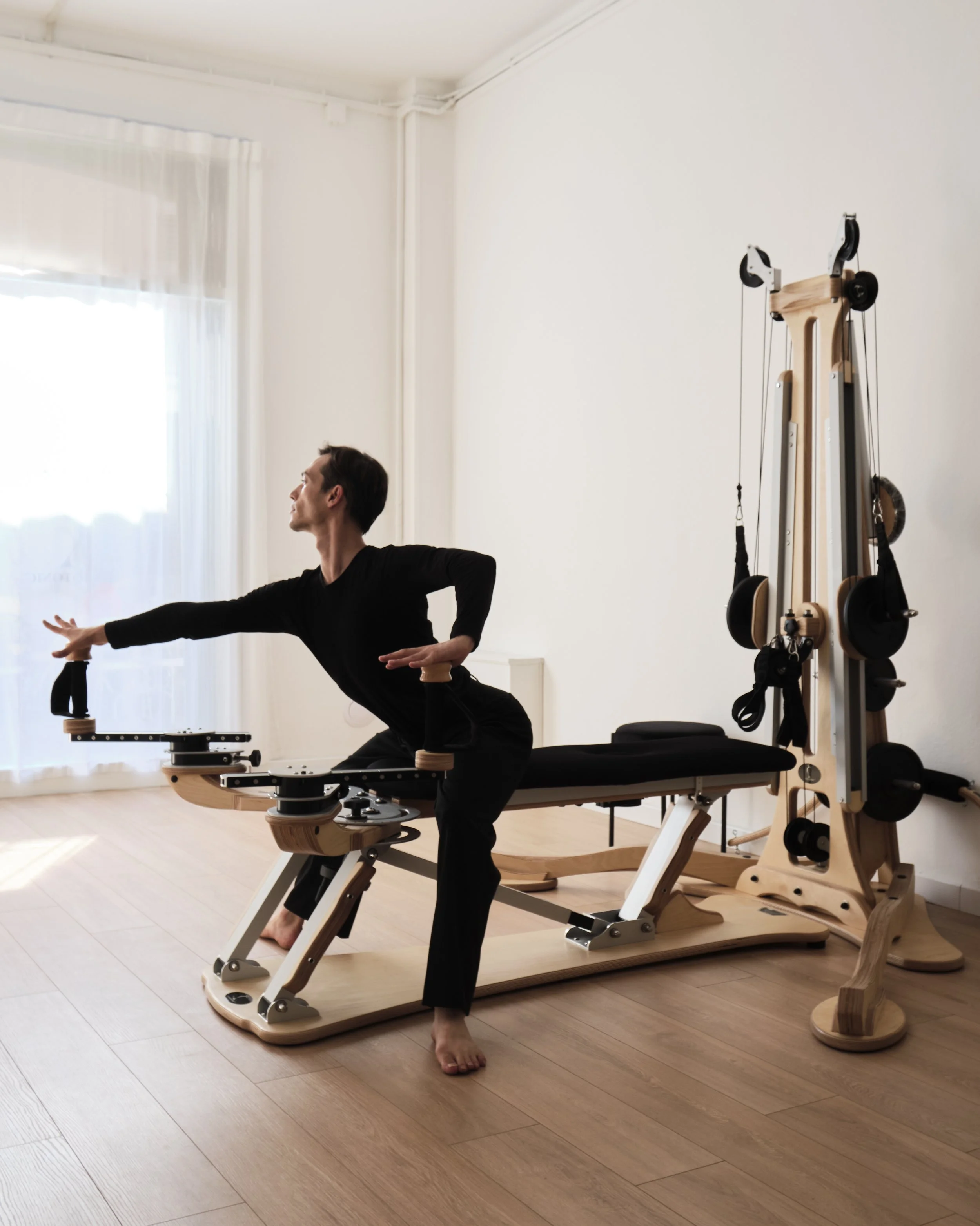Pratica del Metodo GYROTONIC® sulla Pulley Tower presso MARAXIS STUDIO a Crema.