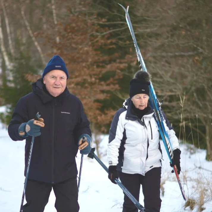 Old couple while skiing. The man just underwent a RLE surgery.