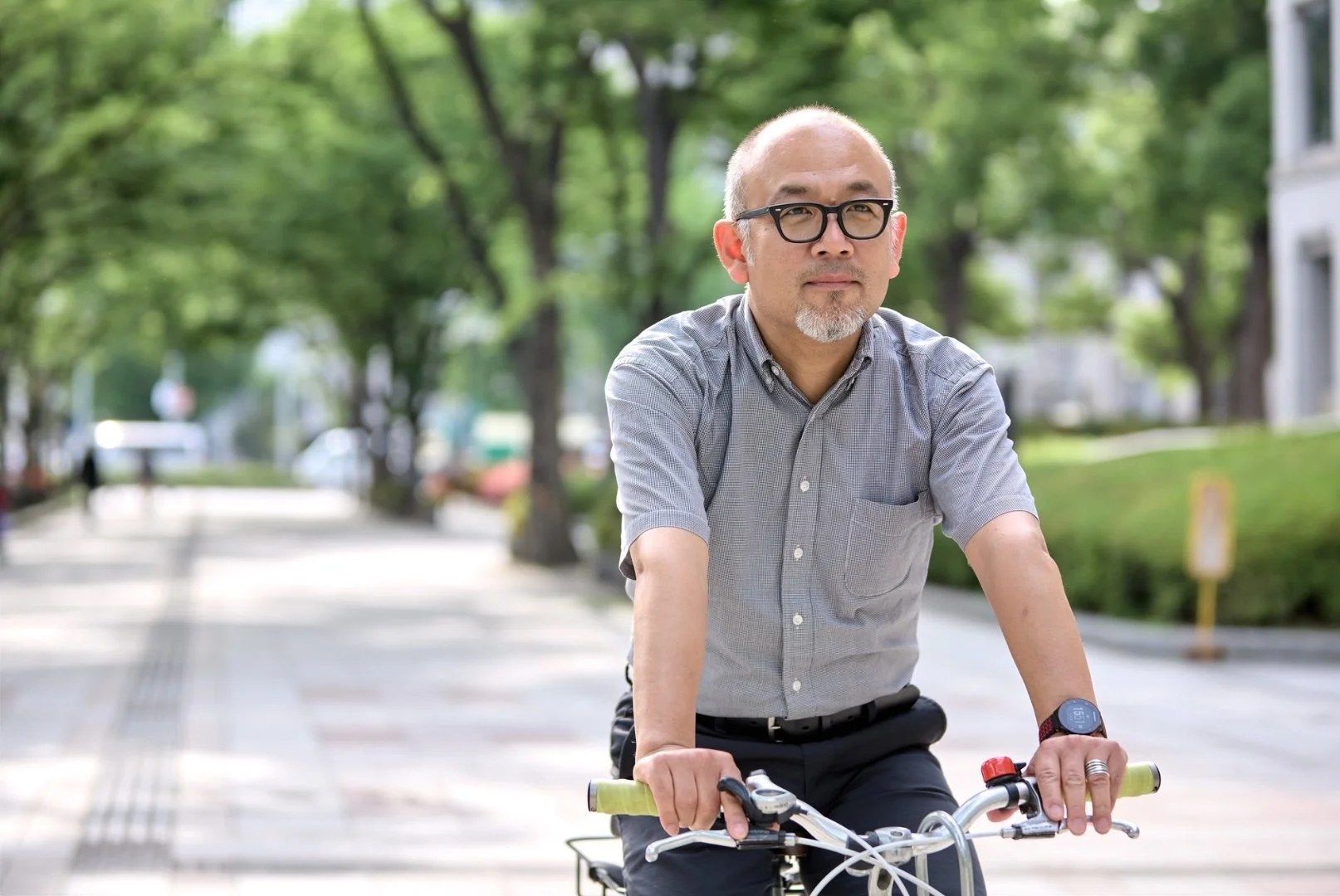 Man riding a bicycle, heading to his appointment with his ophthalmologist.