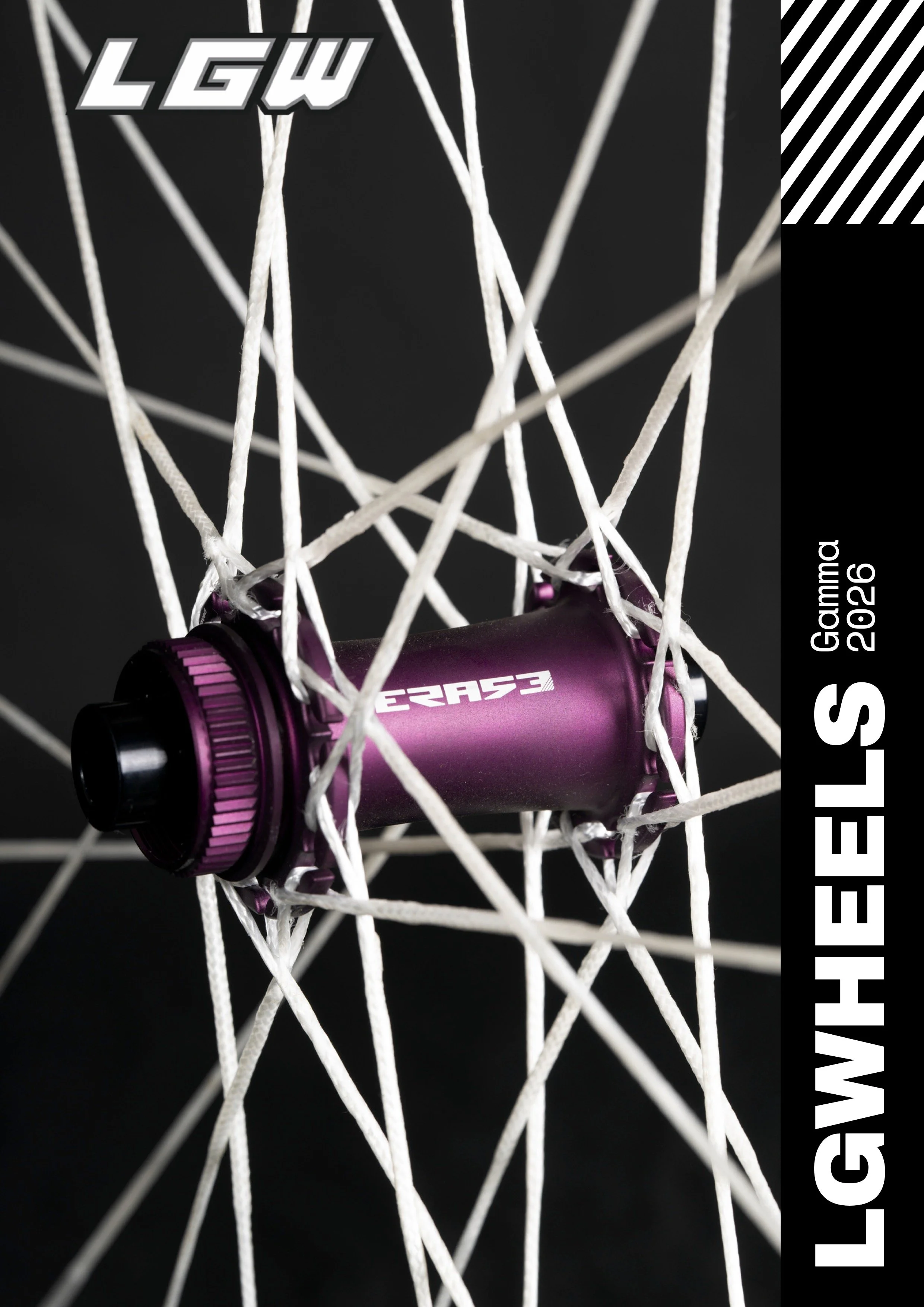 Ruota di bicicletta con mozzo nero e rosso, contornata da raggi bianchi, con sfondo nero e testo che indica LGW Gambia 2026.