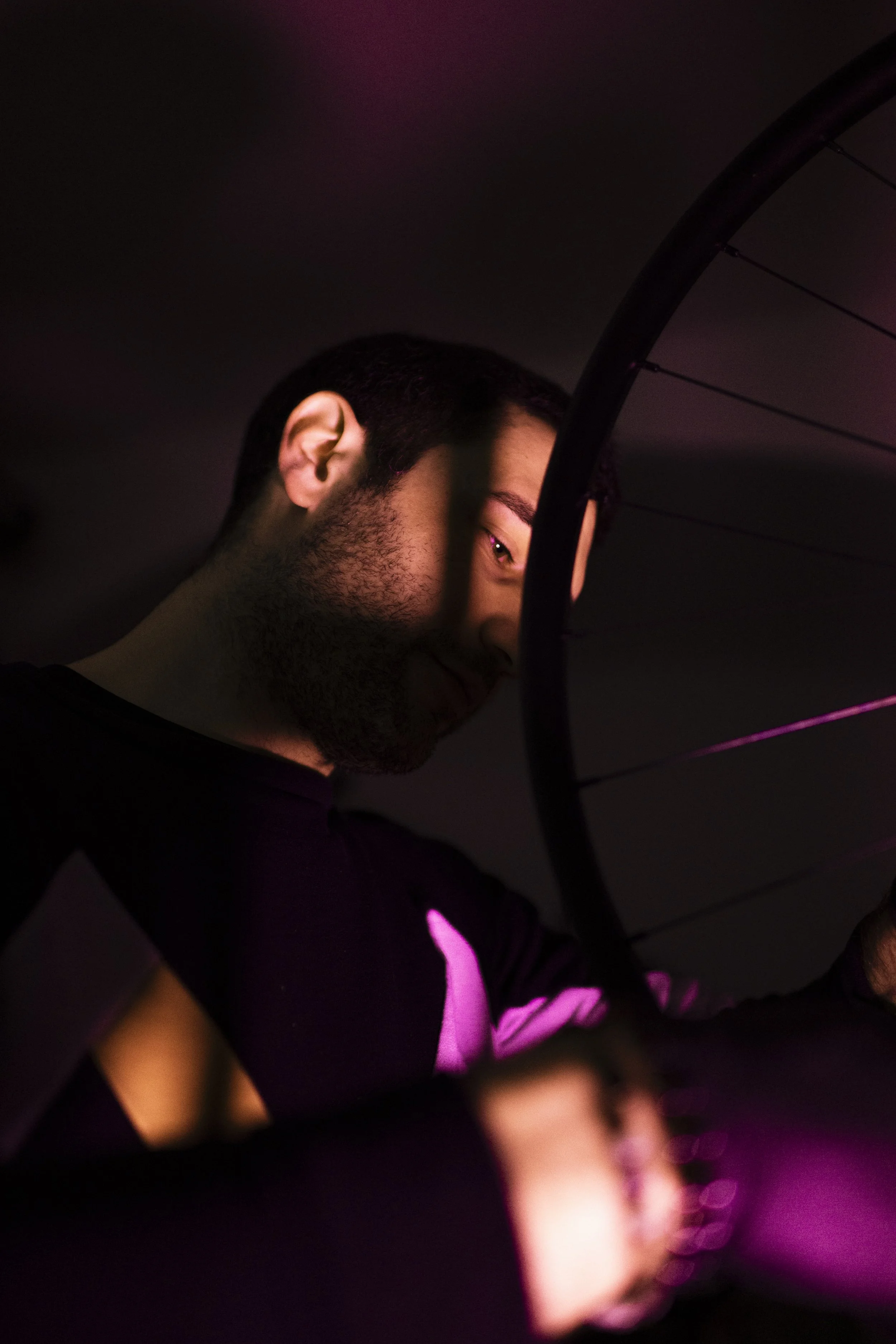 Luca Galvani monta ruote artigianali in carbonio di alta gamma tensionando i raggi BERD Spokes per bici da corsa, mtb, gravel, custom wheels, upgrade delle ruote.