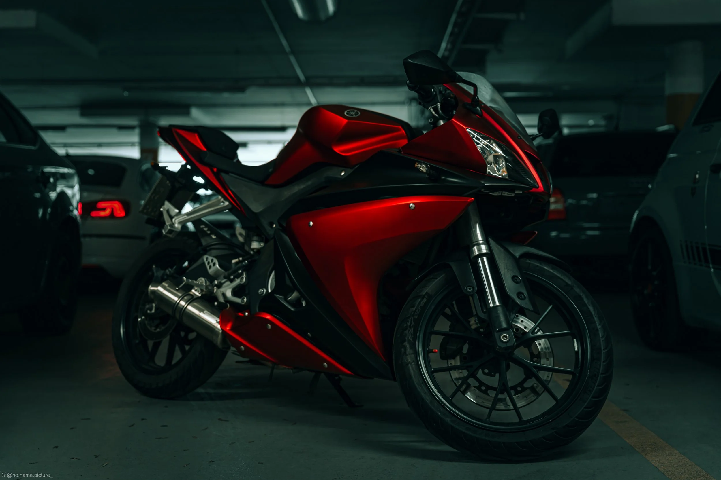 Rote Yamaha Sportmotorrad in einer Tiefgarage