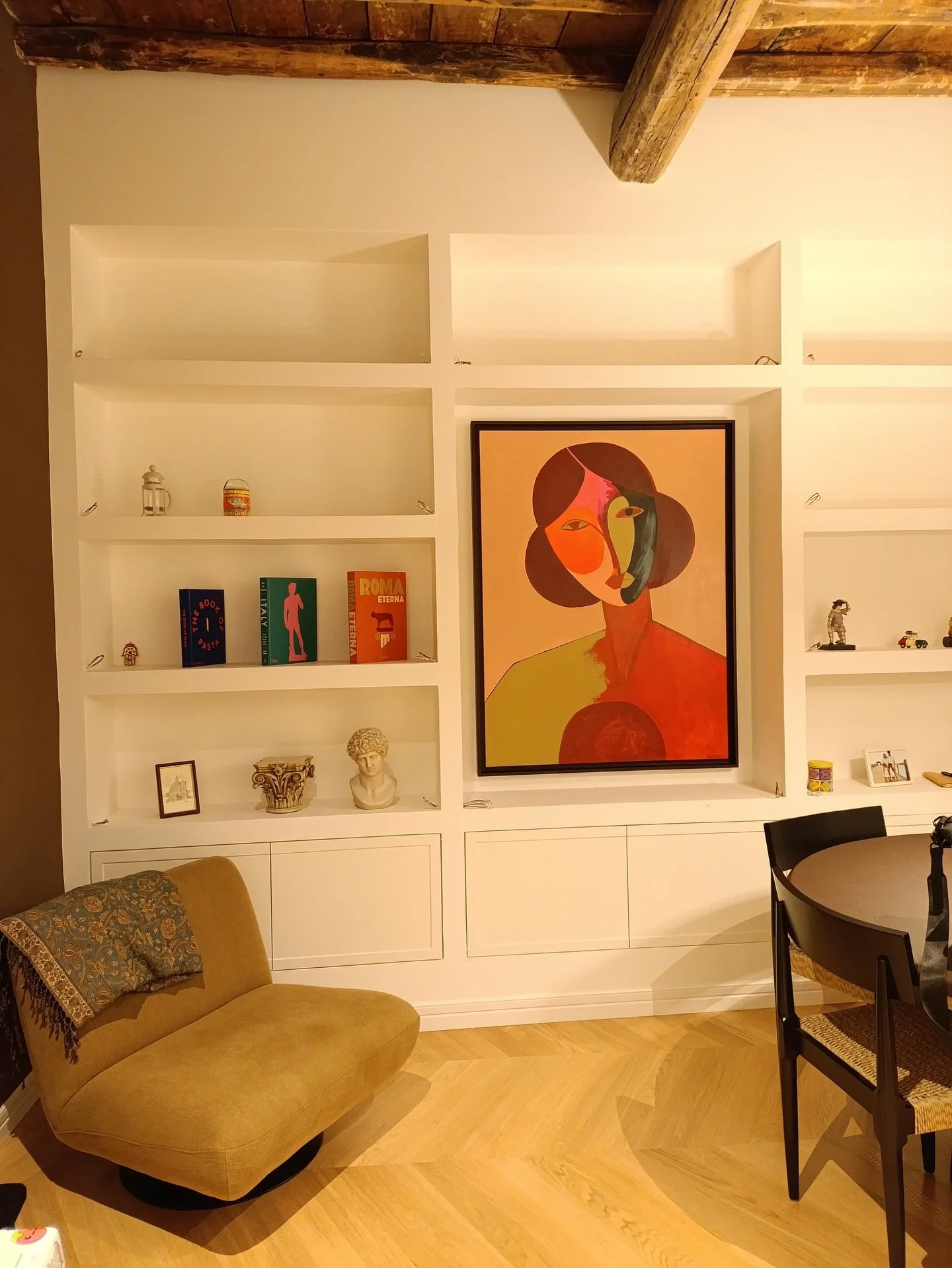 The dialogue between art and living spaces 🤝
a couple of paintings beautifully framed and hung in clients homes, with one space being designed around the painting😍 #artdialogue  #artandinteriors