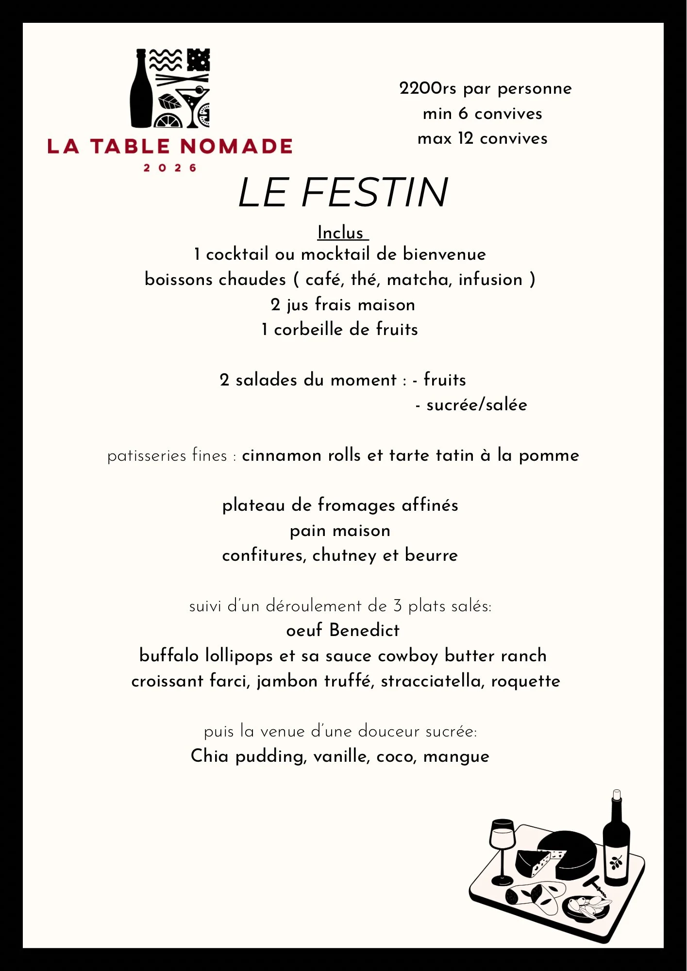 Menu de restaurant intitulé "La Table Nomade 2026" détaillant un repas à base de boissons chaudes, de jus frais, de salades, pâtisseries, fromages, pain, confitures, œufs, plats salés comme bufallo lollipops et saucisse, et un dessert de pudding au chia, vanille, coco et mangue. Illustration en bas à droite représentant un plateau avec un verre, une bouteille de vin, fromages et fruits.