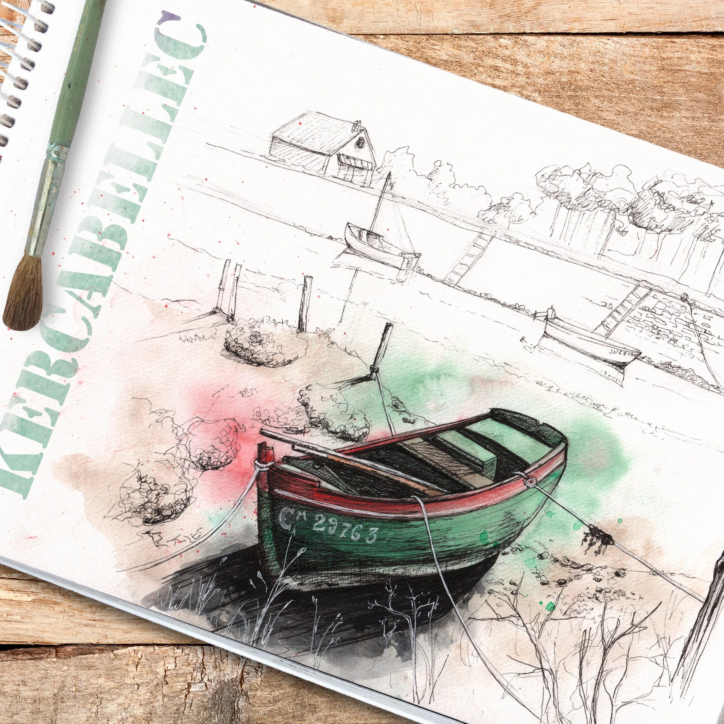 Croquis d'un bateau vert amarré sur un rivage, avec un dessin en encres et aquarelle, représentant un paysage avec des arbres, un ponton, et une maison au loin.